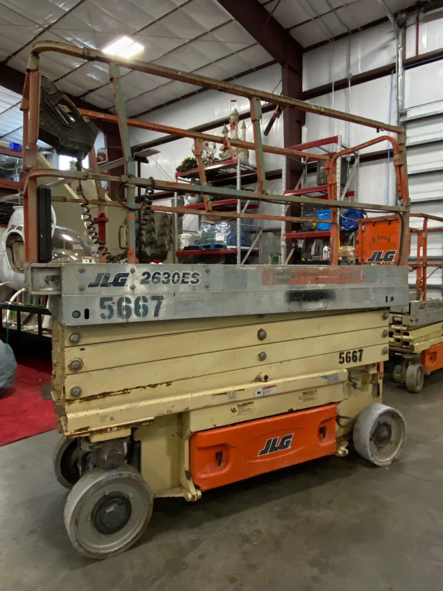 JLG 2630ES ELECTRIC SCISSOR LIFT, SELF PROPELLED, 26' PLATFORM HEIGHT, BUILT IN BATTERY CHARGER, RUN