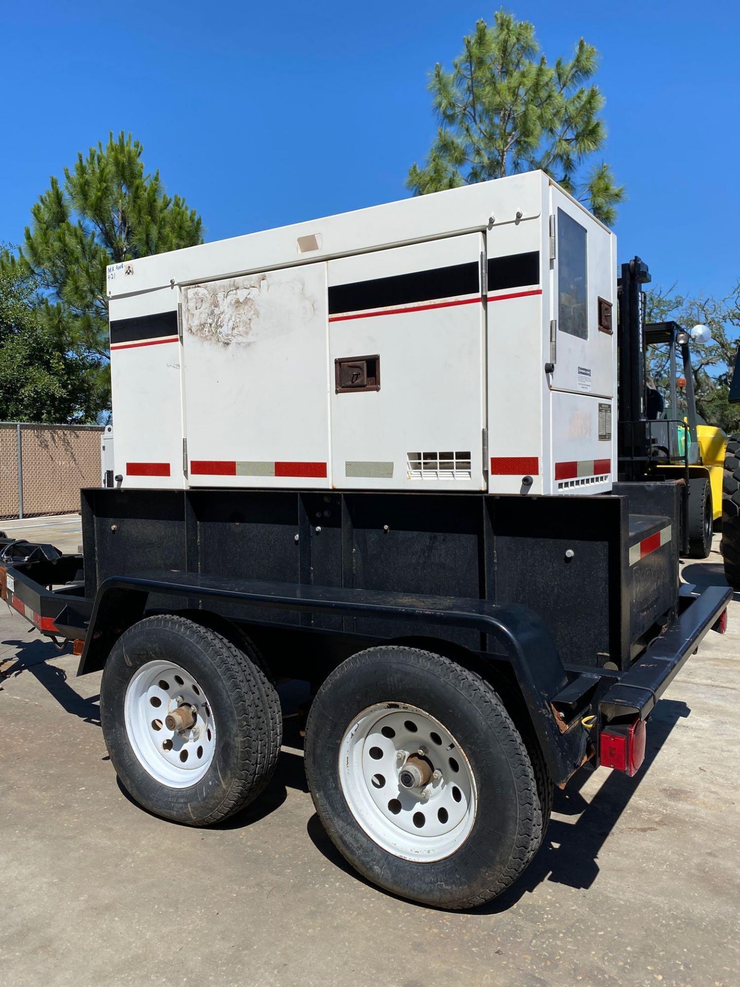 WHISPERWATT DCA-25USI TRAILER MOUNTED DIESEL GENERATOR, 20KW, 25 KVA, RUNS AND OPERATES - Image 2 of 12