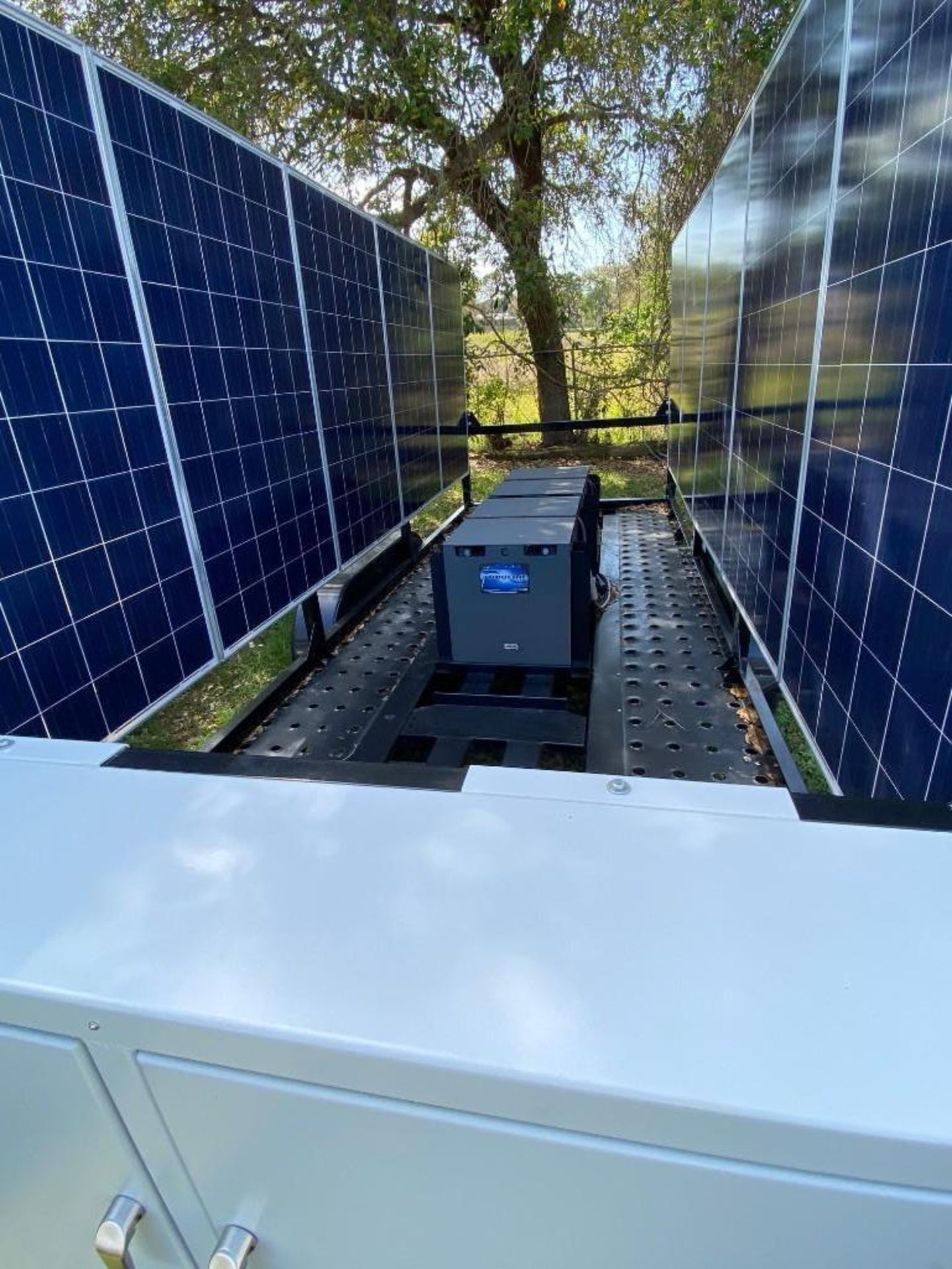 2015 (UNUSED) MOBILE SOLAR POWER GENERATOR TRAILER, DUAL 5,200 LB AXLES, TEN 250 WATT SOLAR PANELS - Image 3 of 7