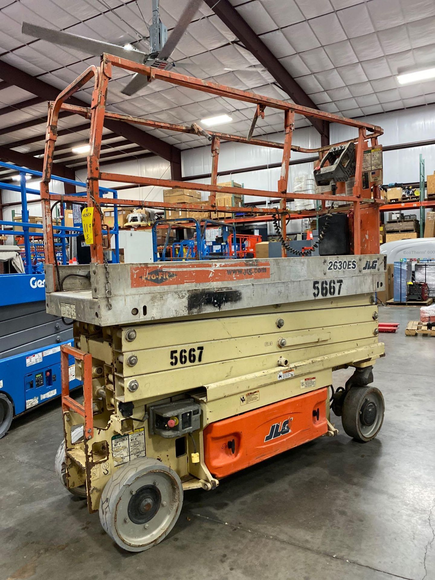 JLG 2630ES ELECTRIC SCISSOR LIFT, SELF PROPELLED, 26' PLATFORM HEIGHT, BUILT IN BATTERY CHARGER, RUN - Image 9 of 14