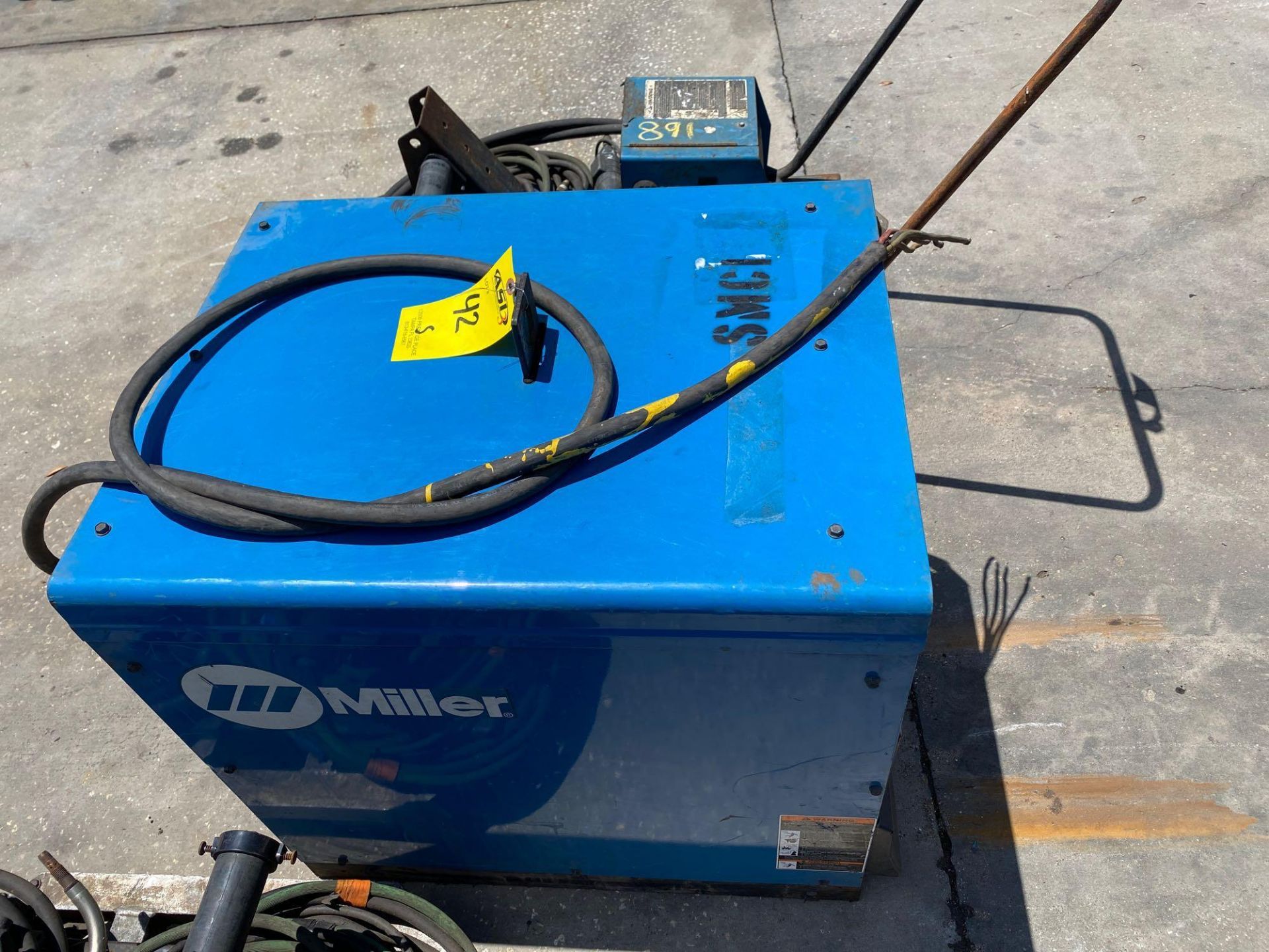 MILLER CP-302 ELECTRIC WELDER WITH MILLER 60 SERIES 24V WIRE FEEDER AND CABLES/CORDS - Image 5 of 10