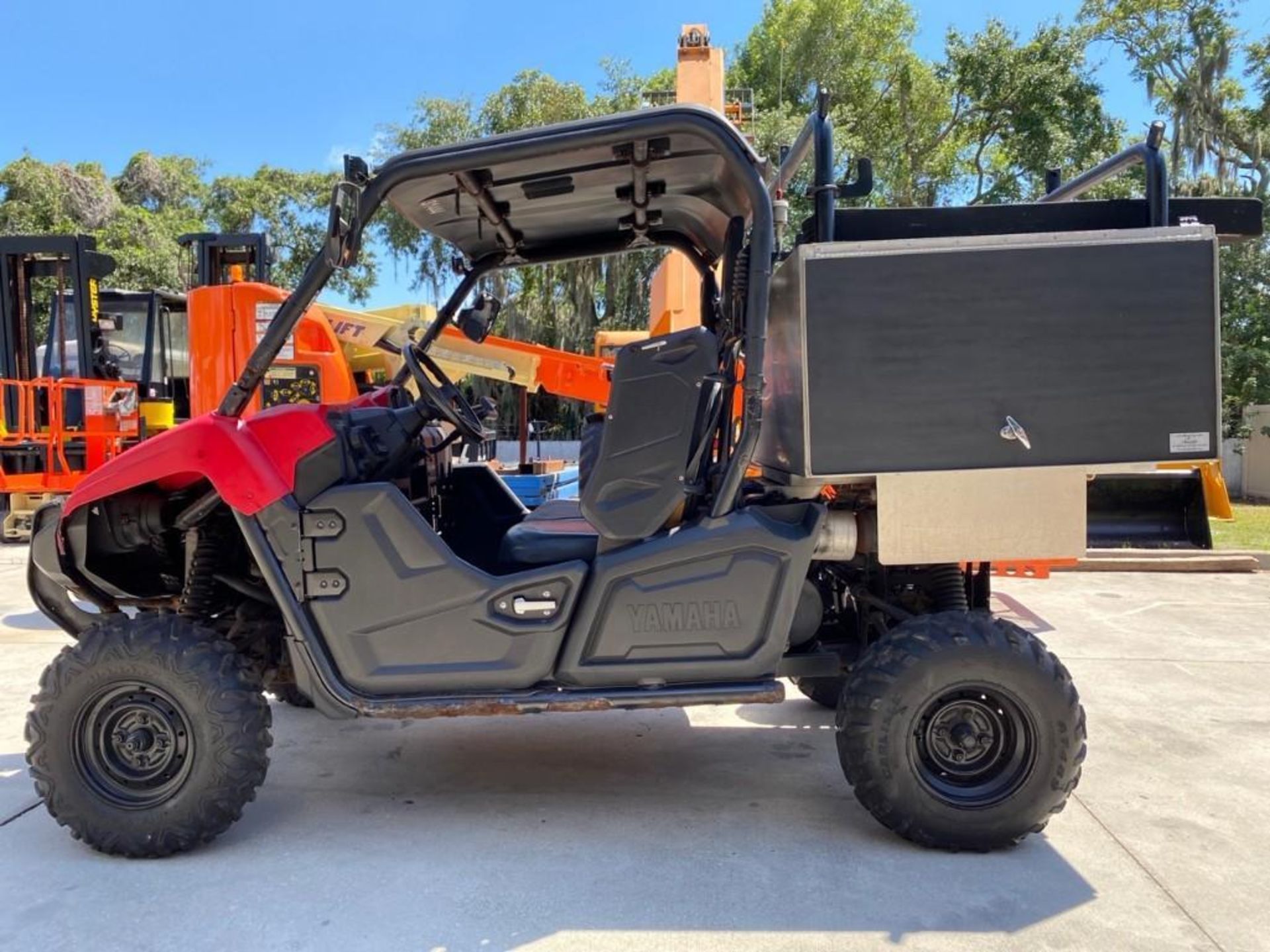 YAMAHA UTV WITH TOOL/STORAGE BIN, HAS RUST ON UNDER CARRIAGE AND FRAME, RUNS AND OPERATES - Image 13 of 20