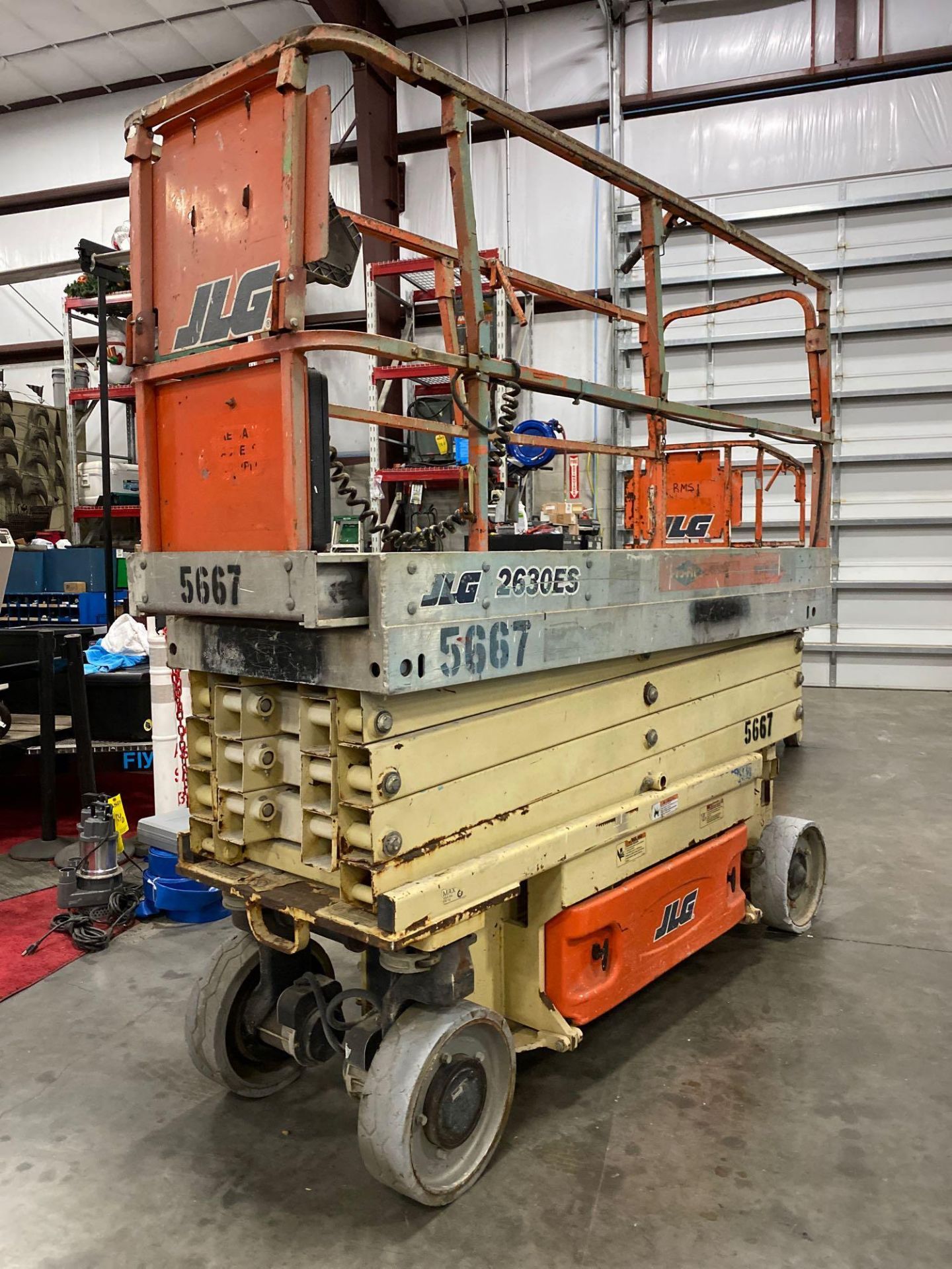 JLG 2630ES ELECTRIC SCISSOR LIFT, SELF PROPELLED, 26' PLATFORM HEIGHT, BUILT IN BATTERY CHARGER, RUN - Image 3 of 14