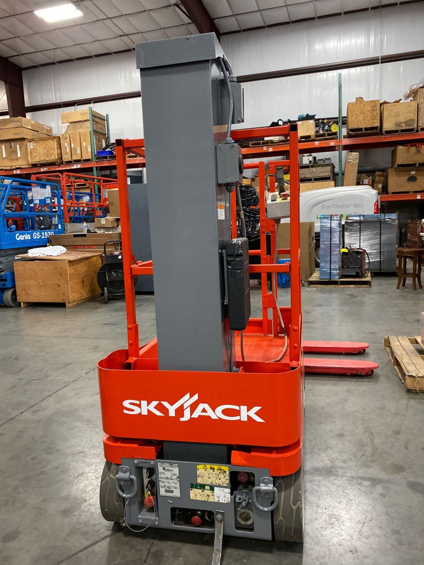 SKYJACK SJ12 ELECTRIC MAN LIFT, SELF PROPELLED, BUILT IN BATTERY CHARGER, 12' PLATFORM HEIGHT, 153 H - Image 9 of 14