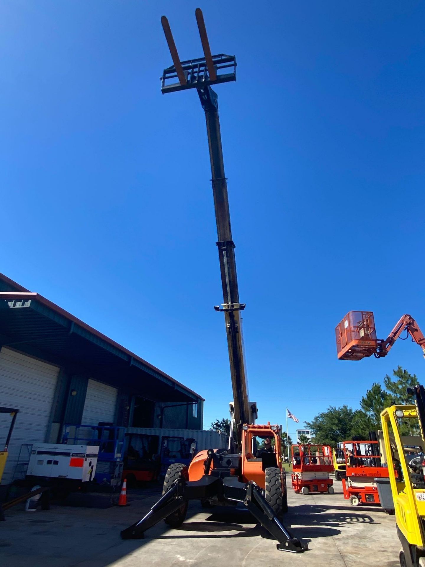 2013 JLG TELESCOPIC FORKLIFT MODEL G10-55A, 10,000 LB CAPACITY, OUTRIGGERS, 5,717.7 HOURS SHOWING, C - Image 5 of 16