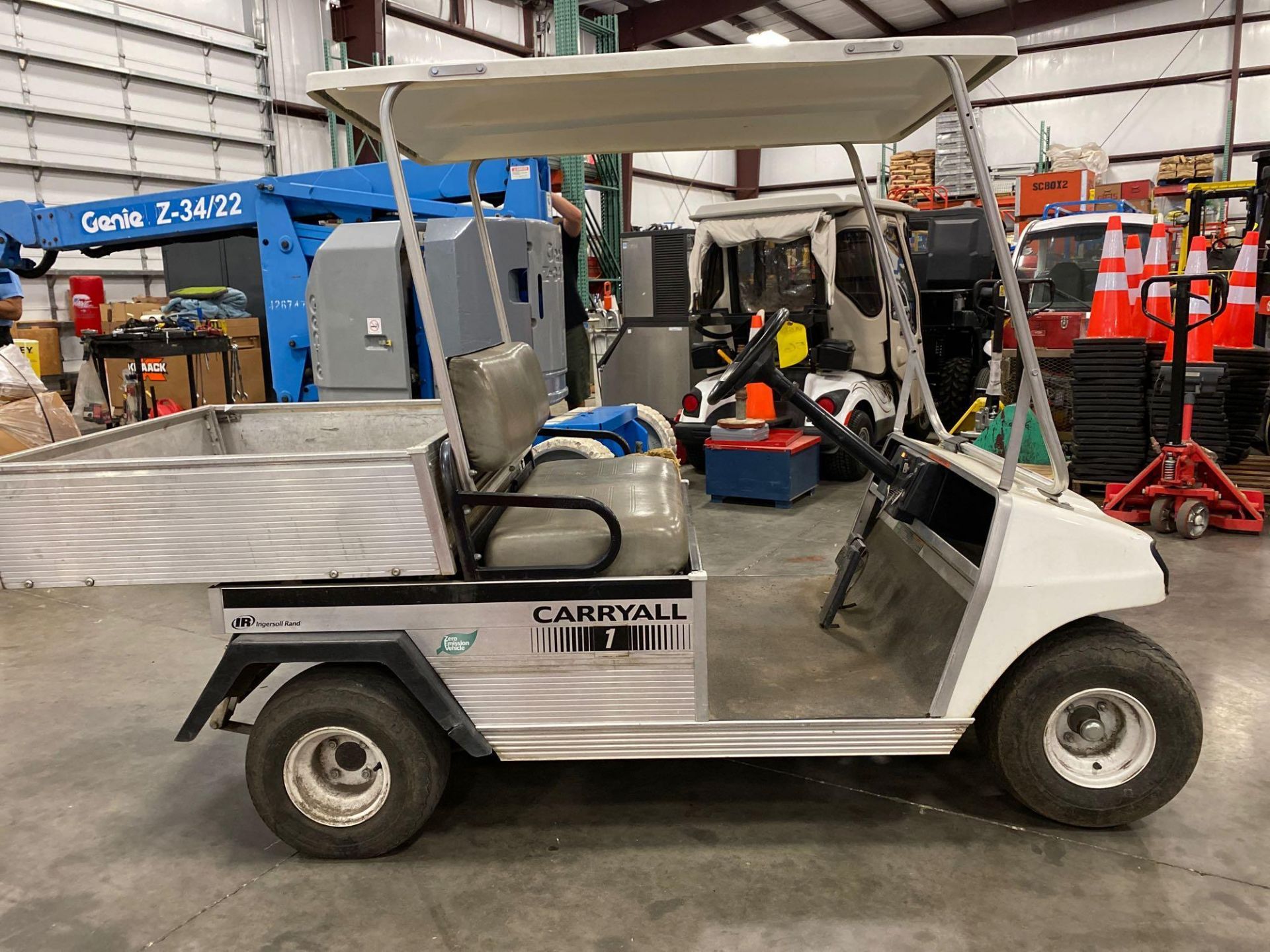 CLUB CAR CARRYALL ELECTRIC UTILITY CART WITH BED, RUNS AND OPERATES - Image 6 of 7