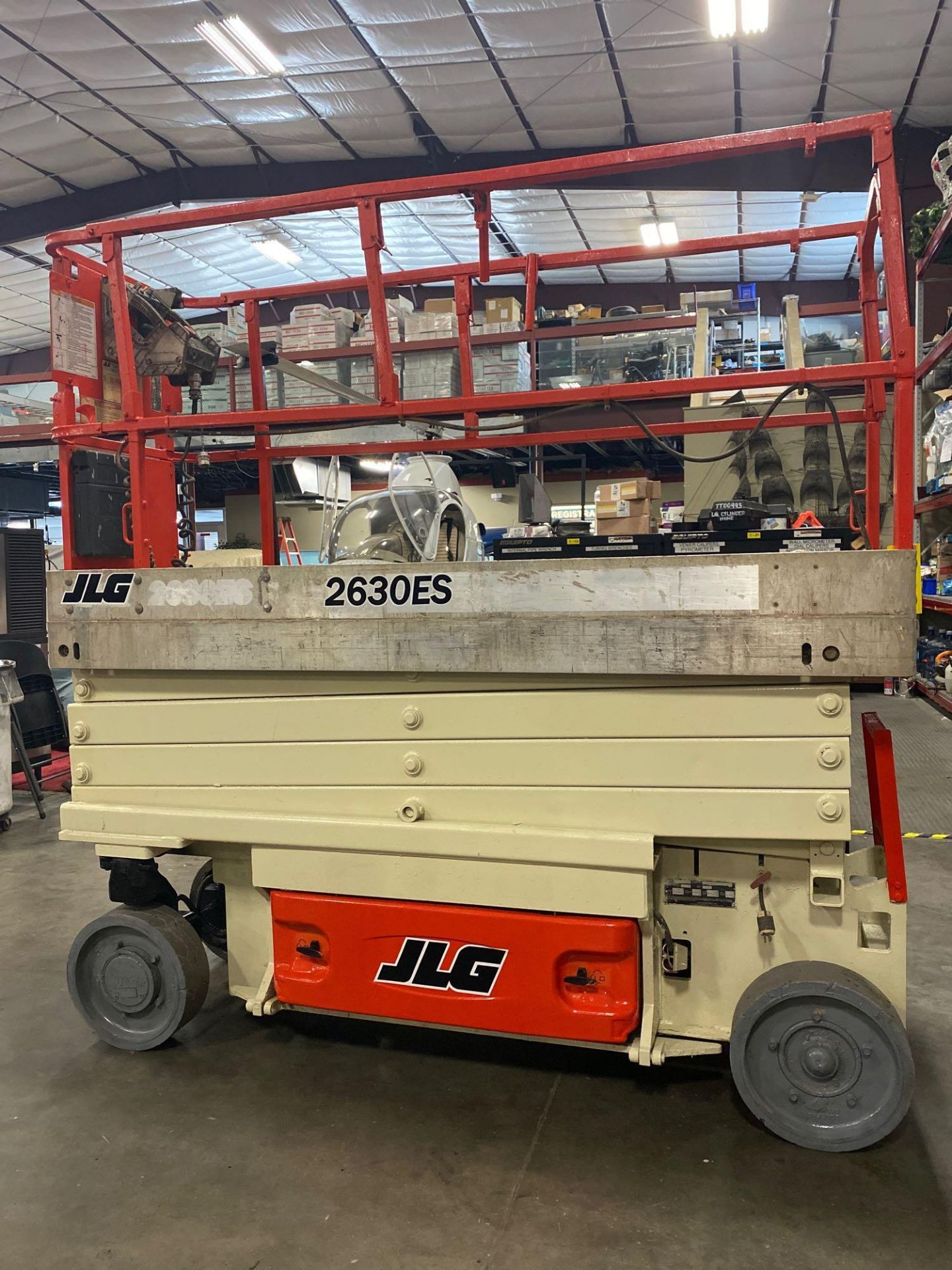 JLG 2630ES ELECTRIC SCISSOR LIFT, 30' PLATFORM HEIGHT, BUILT IN BATTERY CHARGER, SLIDE OUT WORK PLAT