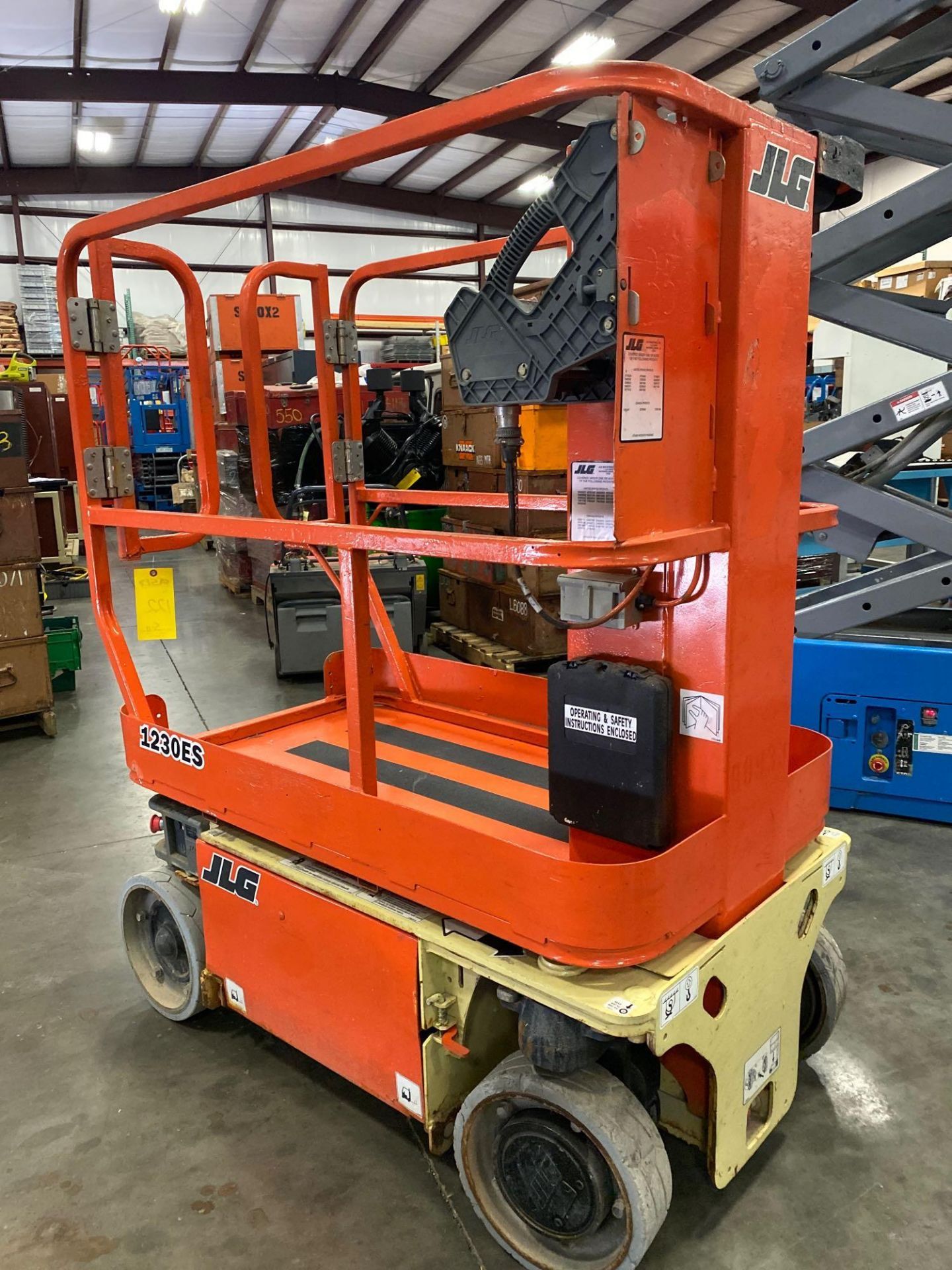 JLG 1230ES MAN LIFT, 12’ PLATFORM HEIGHT, 16’ WORKING HEIGHT, 24V, BUILT IN CHARGER, RUNS AND OPERAT - Image 11 of 14