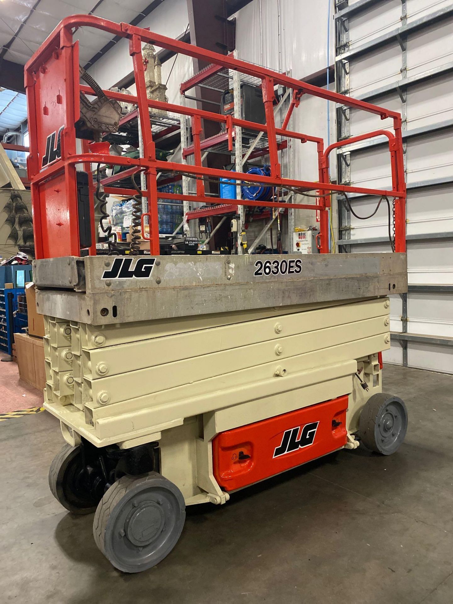 JLG 2630ES ELECTRIC SCISSOR LIFT, 30' PLATFORM HEIGHT, BUILT IN BATTERY CHARGER, SLIDE OUT WORK PLAT - Image 3 of 12