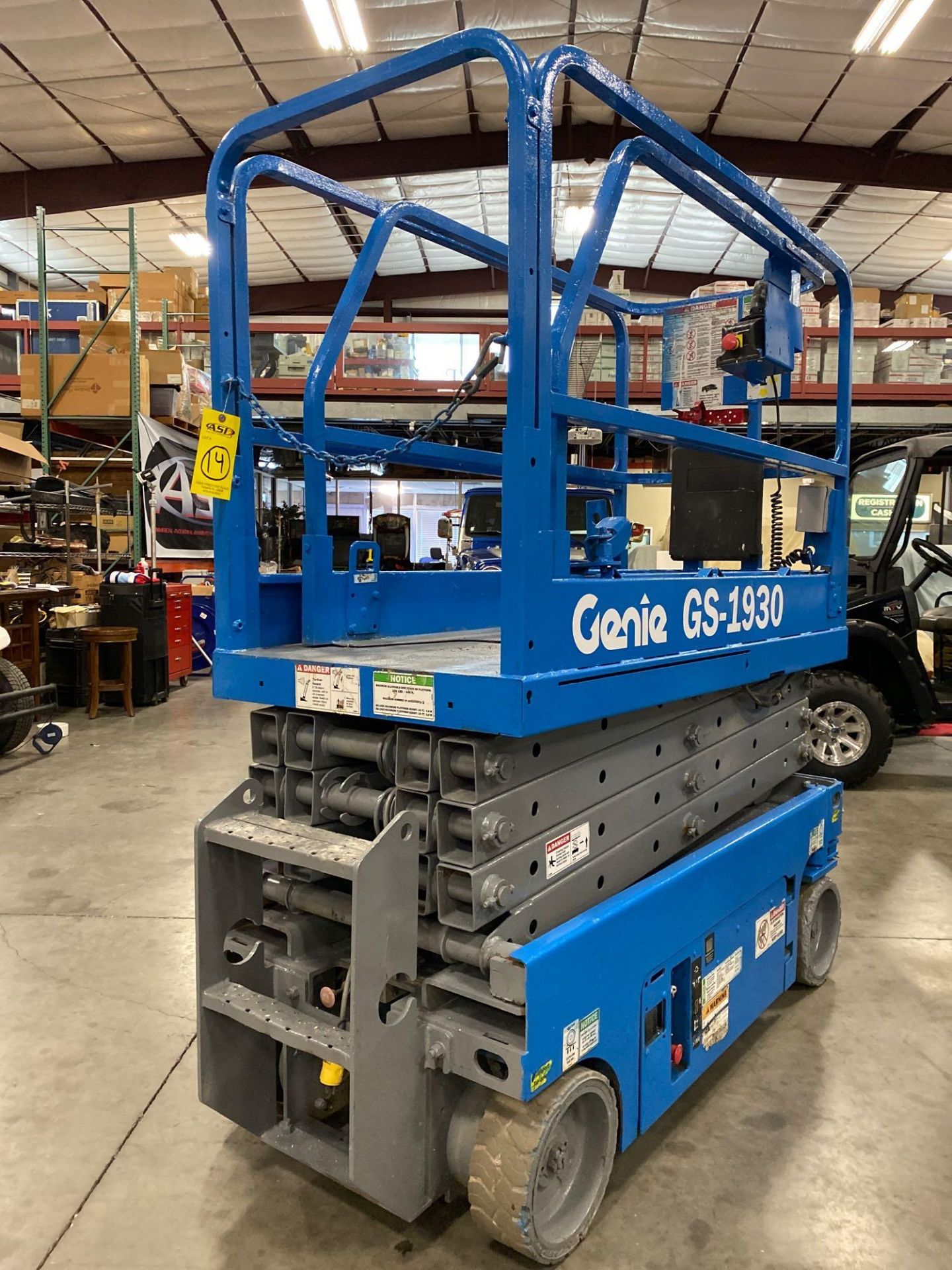 GENIE GS1930 SCISSOR LIFT, SELF PROPELLED, 19' PLATFORM HEIGHT, BUILT IN BATTERY CHARGER, SLIDE OUT - Image 3 of 12
