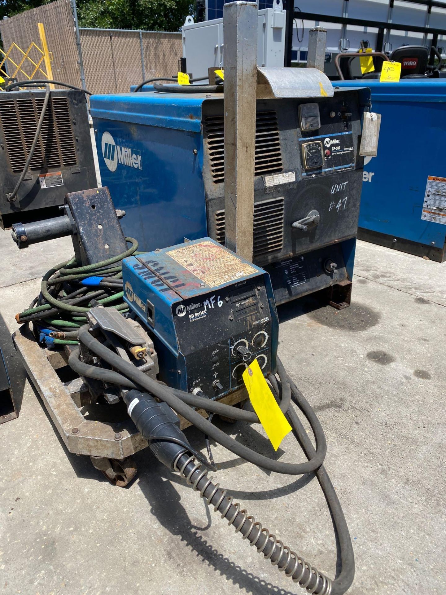 MILLER CP-302 ELECTRIC WELDER WITH MILLER 60 SERIES 24V WIRE FEEDER AND CABLES/CORDS - Image 3 of 10