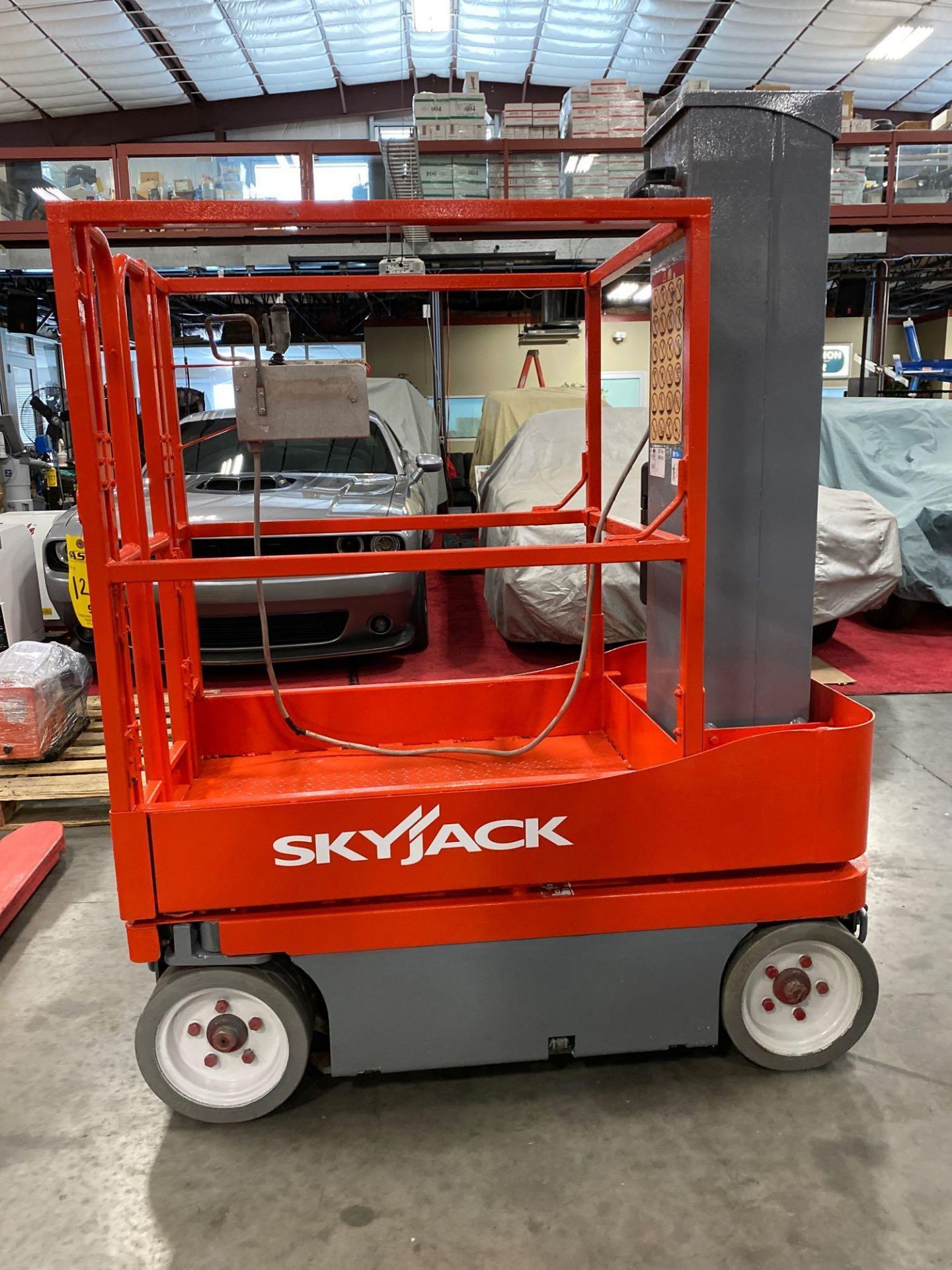 SKYJACK SJ12 ELECTRIC MAN LIFT, SELF PROPELLED, BUILT IN BATTERY CHARGER, 12' PLATFORM HEIGHT, 153 H - Image 4 of 14