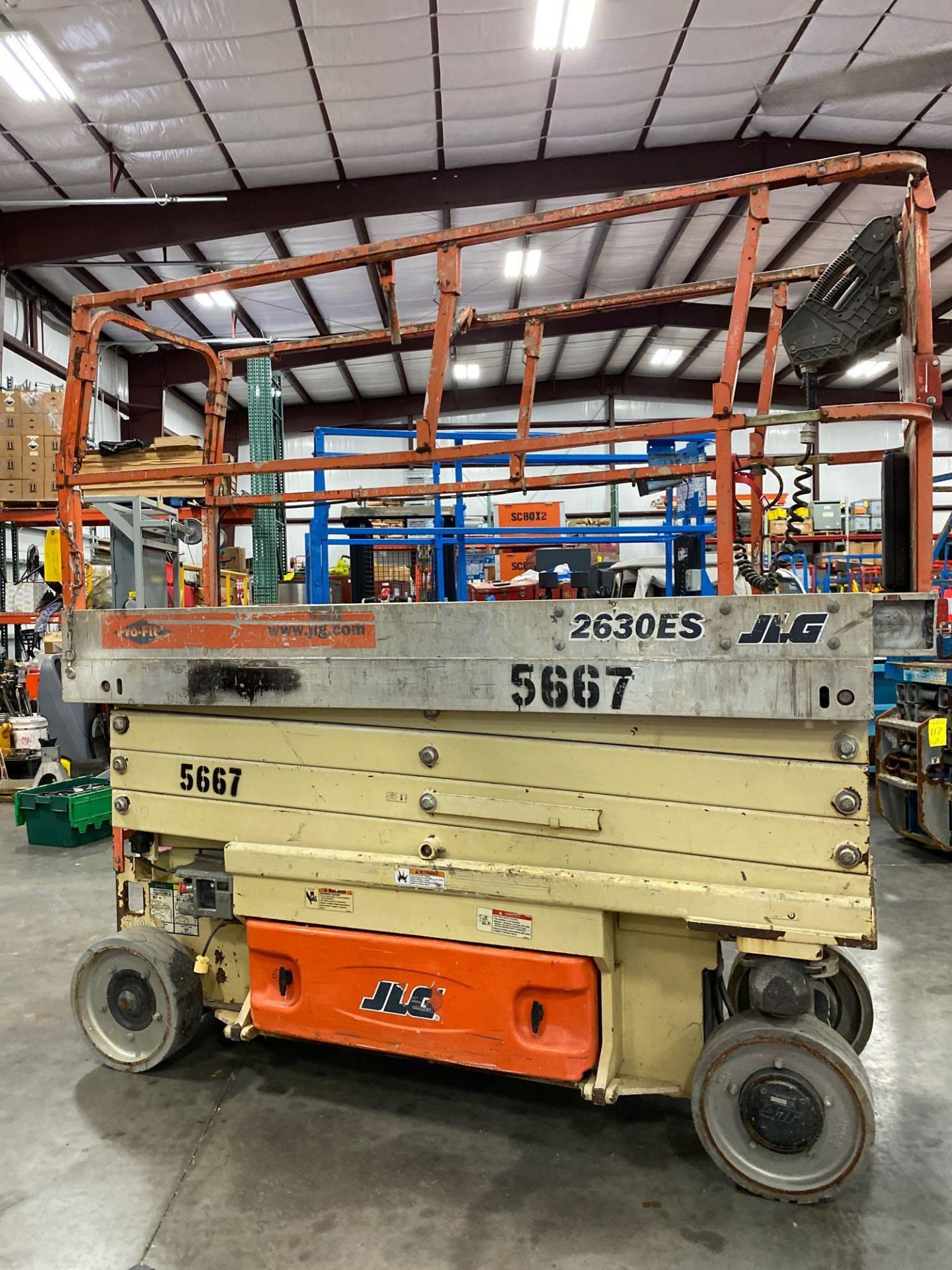 JLG 2630ES ELECTRIC SCISSOR LIFT, SELF PROPELLED, 26' PLATFORM HEIGHT, BUILT IN BATTERY CHARGER, RUN - Image 7 of 14