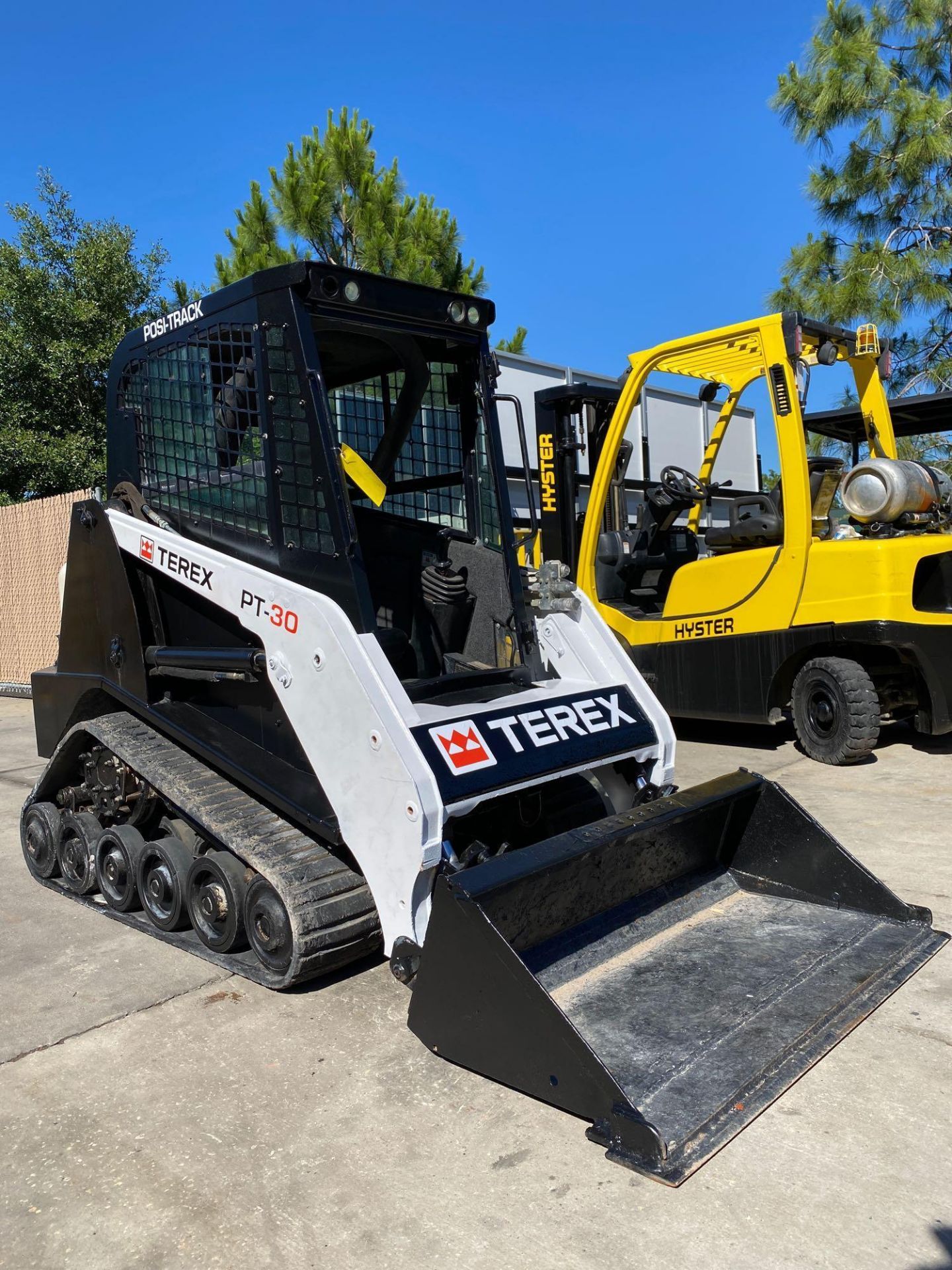 2012/2013 TEREX PT30 DIESEL SKID STEER, RUBBER TRACKS, BUCKET ATTACHMENT, RUNS AND OPERATES - Image 4 of 20