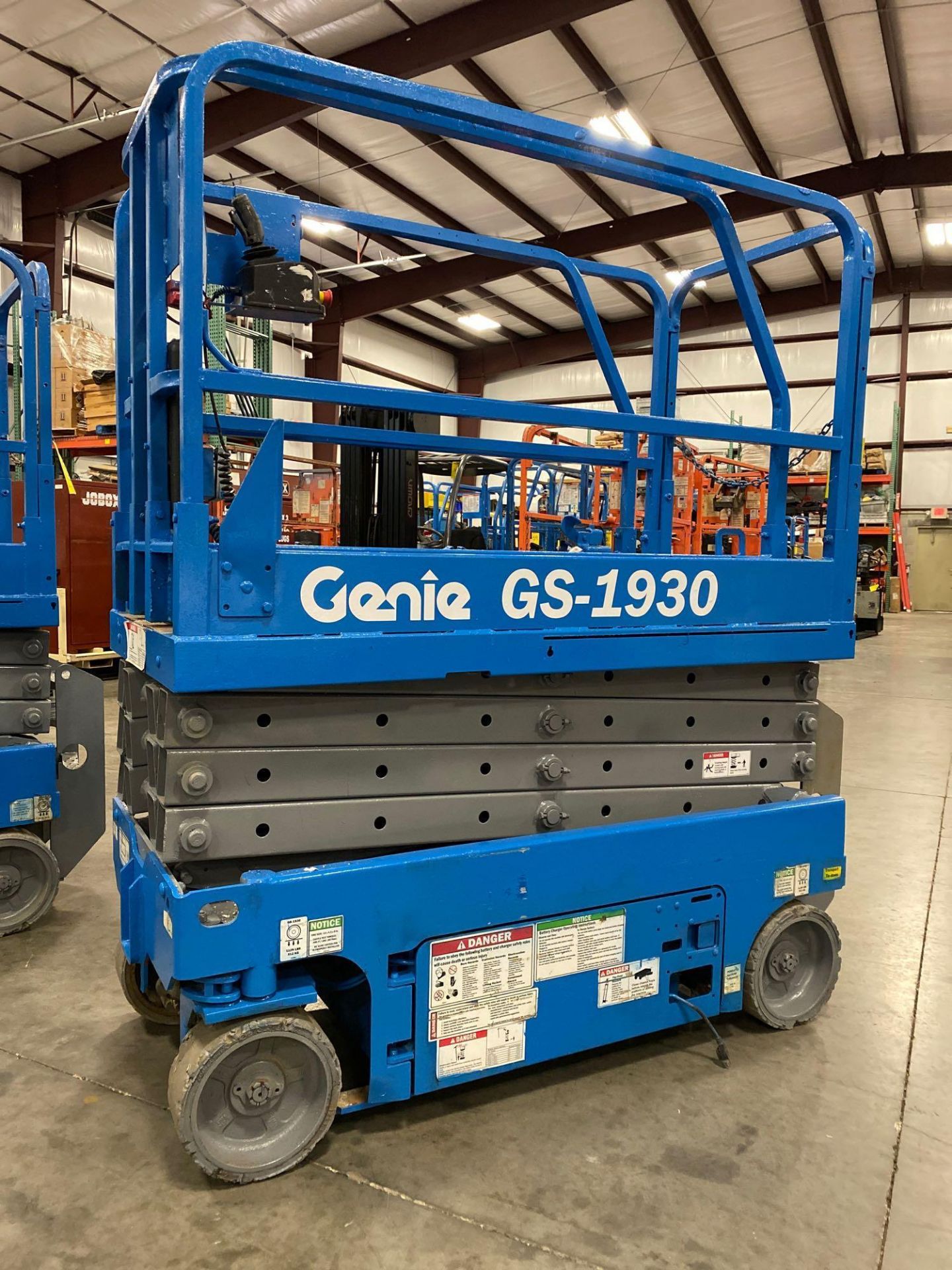 GENIE GS1930 SCISSOR LIFT, SELF PROPELLED, 19' PLATFORM HEIGHT, BUILT IN BATTERY CHARGER, SLIDE OUT - Image 6 of 12