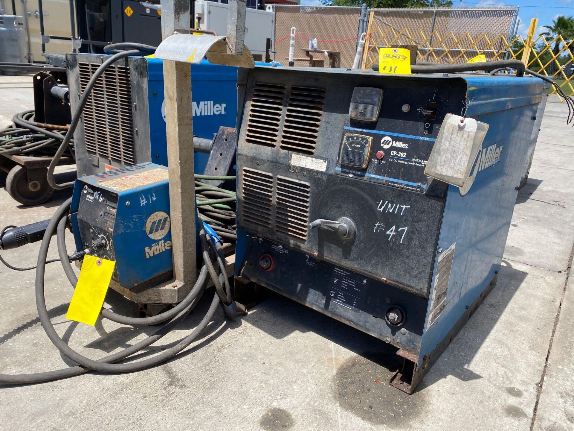 MILLER CP-302 ELECTRIC WELDER WITH MILLER 60 SERIES 24V WIRE FEEDER AND CABLES/CORDS
