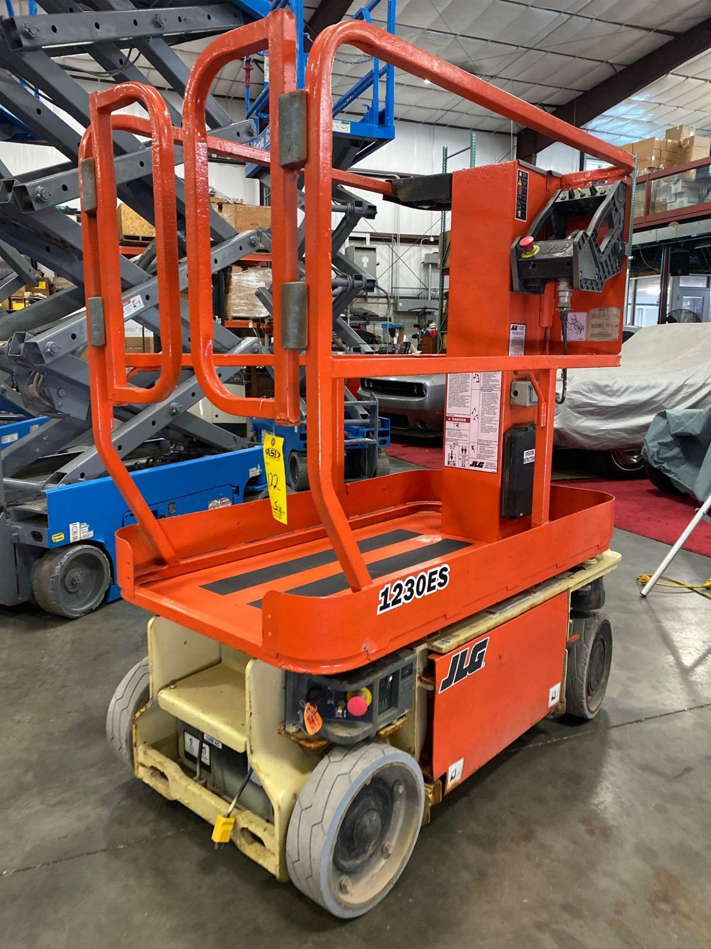 JLG 1230ES MAN LIFT, 12’ PLATFORM HEIGHT, 16’ WORKING HEIGHT, 24V, BUILT IN CHARGER, RUNS AND OPERAT - Image 9 of 14