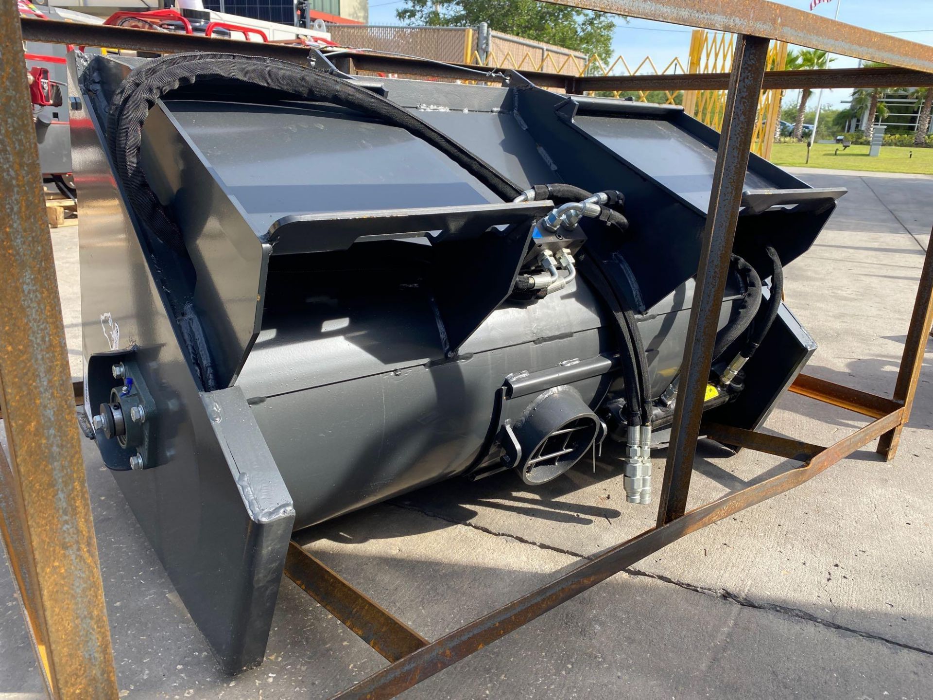 UNUSED HYDRAULIC CONCRETE MIXING BUCKET FOR SKIDSTEER - Image 8 of 10