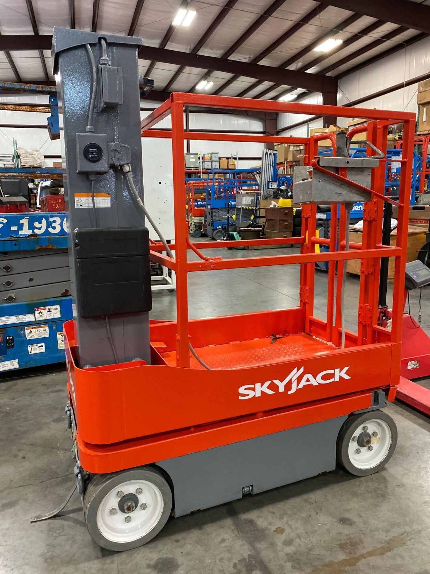 SKYJACK SJ12 ELECTRIC MAN LIFT, SELF PROPELLED, BUILT IN BATTERY CHARGER, 12' PLATFORM HEIGHT, 153 H - Image 8 of 14