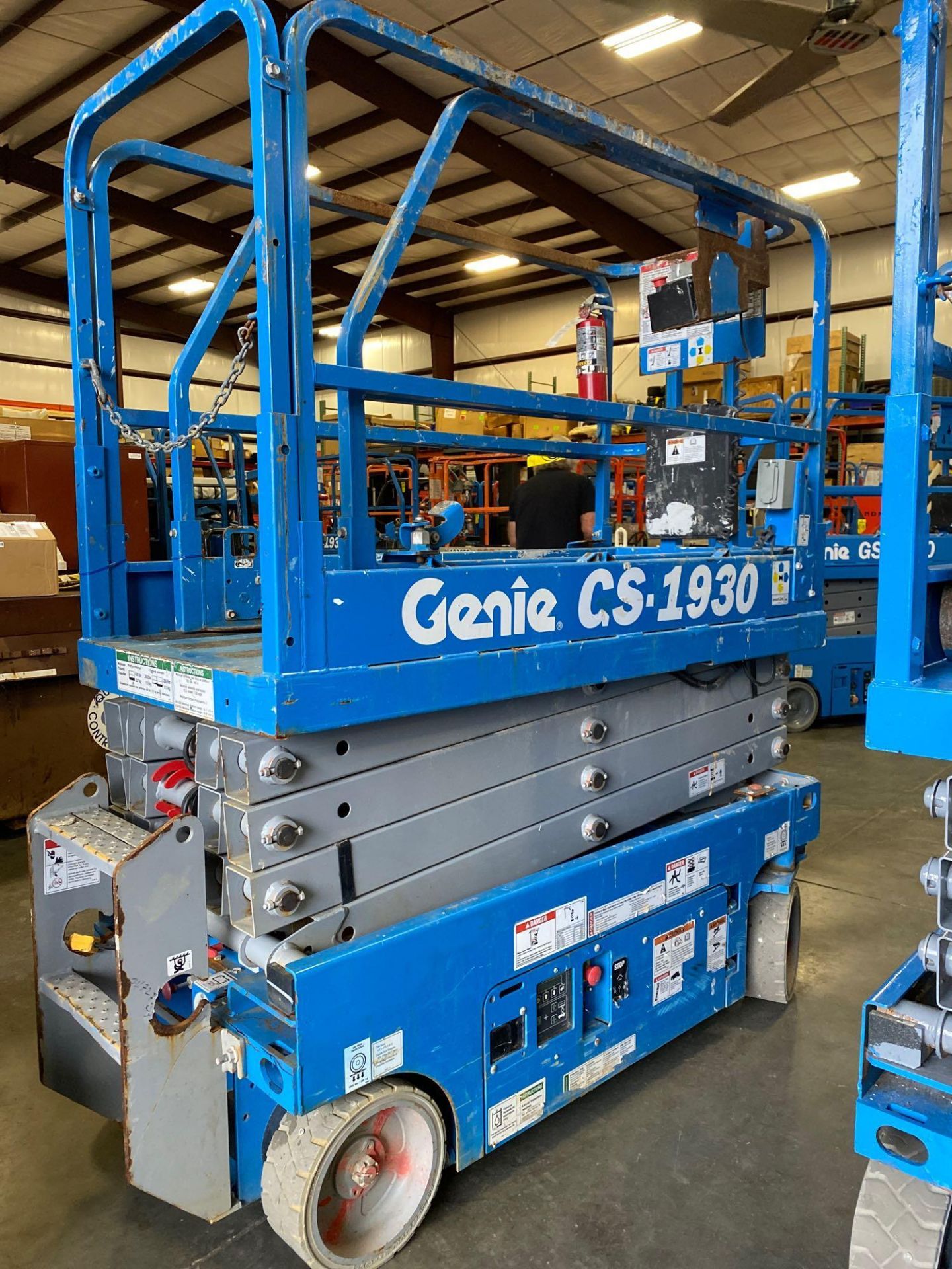 2017 GENIE GS-1930 ELECTRIC SCISSOR LIFT, SELF PROPELLED, SLIDE OUT WORK PLATFORM - Image 7 of 12