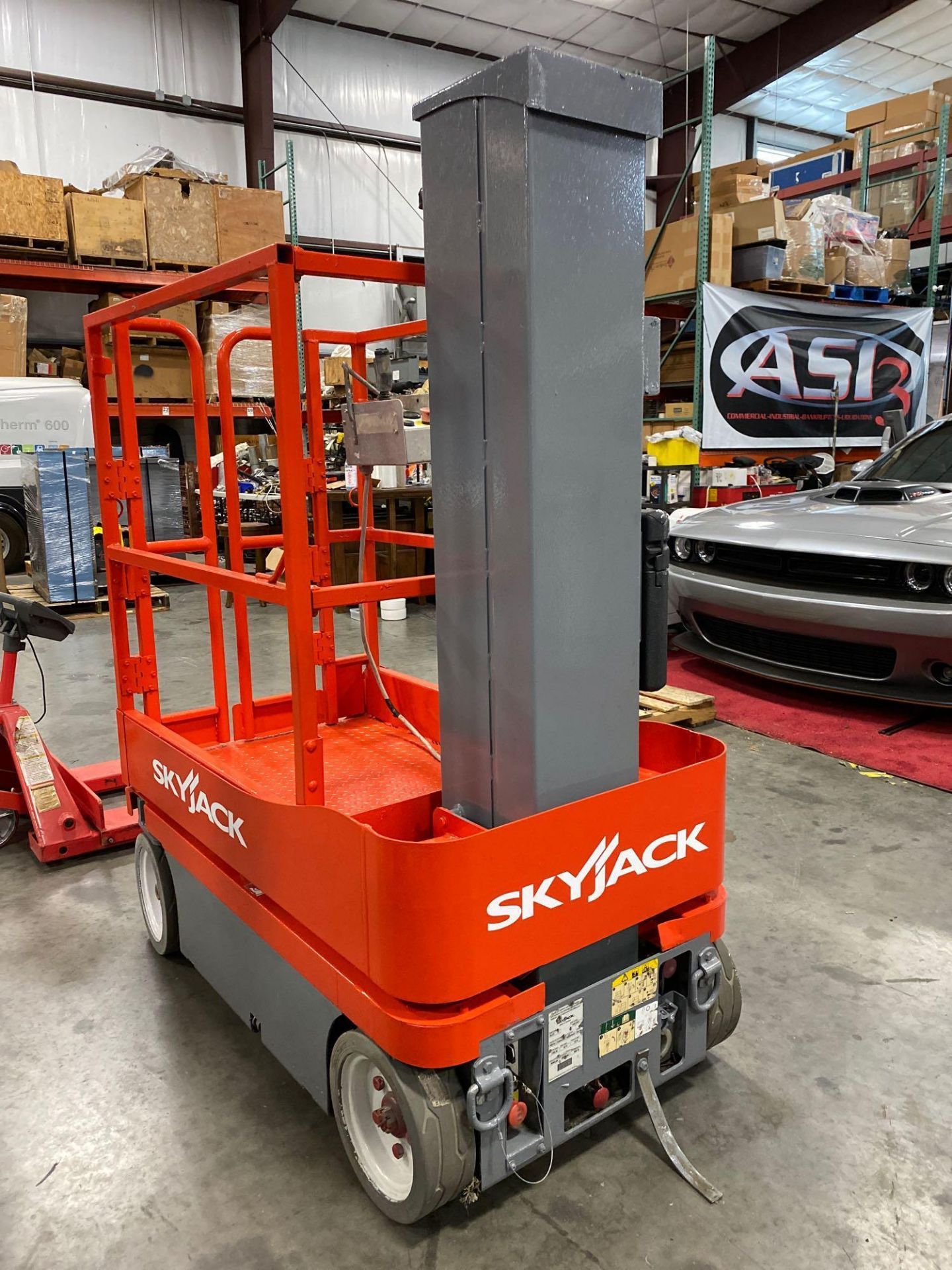 SKYJACK SJ12 ELECTRIC MAN LIFT, SELF PROPELLED, BUILT IN BATTERY CHARGER, 12' PLATFORM HEIGHT, 153 H - Image 6 of 14