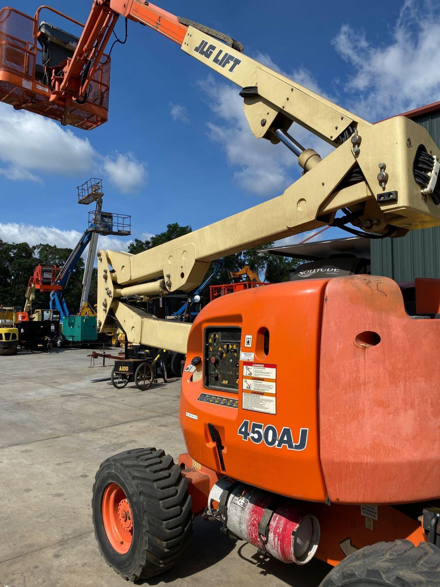 JLG 450AJ 4WD ARTICTLATING MAN LIFT, 4x4, LP/GAS, RUNS AND OPERATES - Image 8 of 20