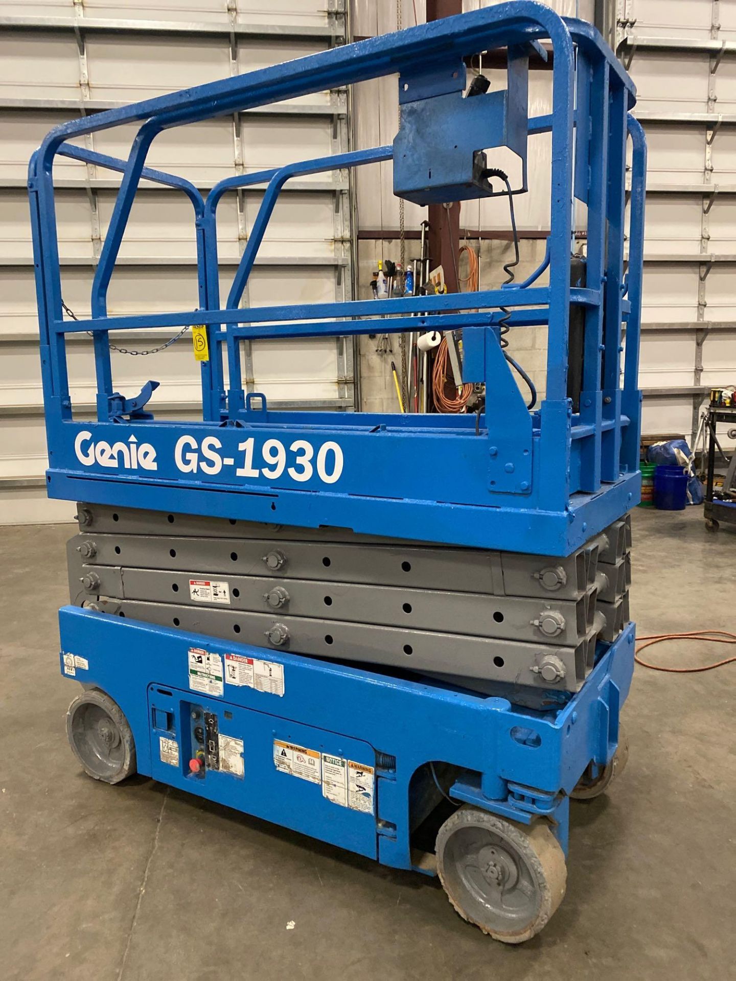 GENIE GS1930 SCISSOR LIFT, SELF PROPELLED, 19' PLATFORM HEIGHT, BUILT IN BATTERY CHARGER, SLIDE OUT - Image 5 of 10