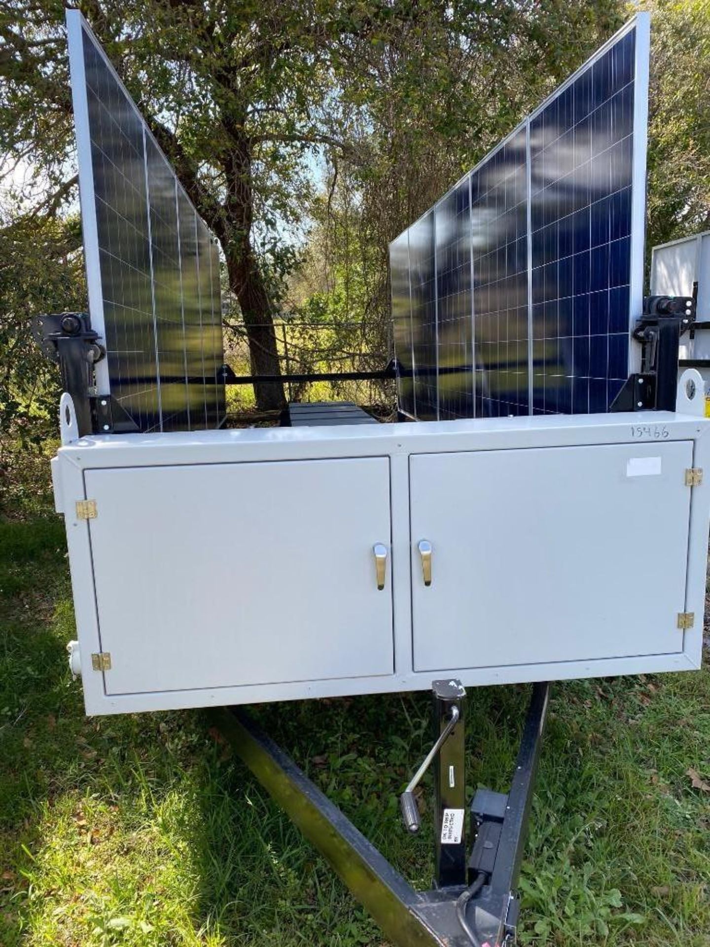 2015 (UNUSED) MOBILE SOLAR POWER GENERATOR TRAILER, DUAL 5,200 LB AXLES, TEN 250 WATT SOLAR PANELS - Image 4 of 7