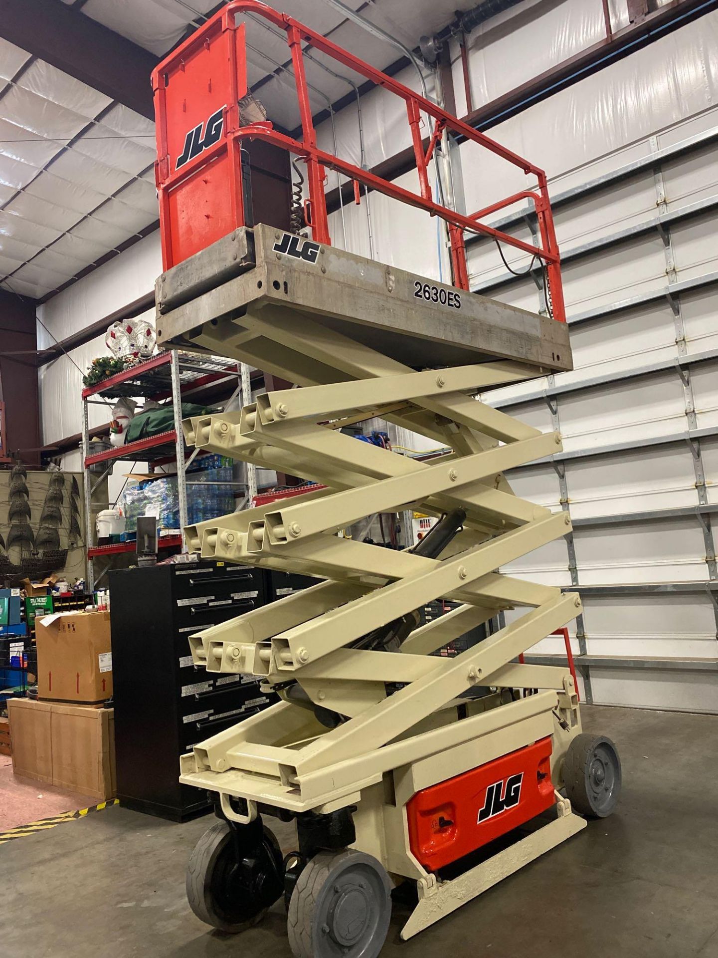 JLG 2630ES ELECTRIC SCISSOR LIFT, 30' PLATFORM HEIGHT, BUILT IN BATTERY CHARGER, SLIDE OUT WORK PLAT - Image 11 of 12