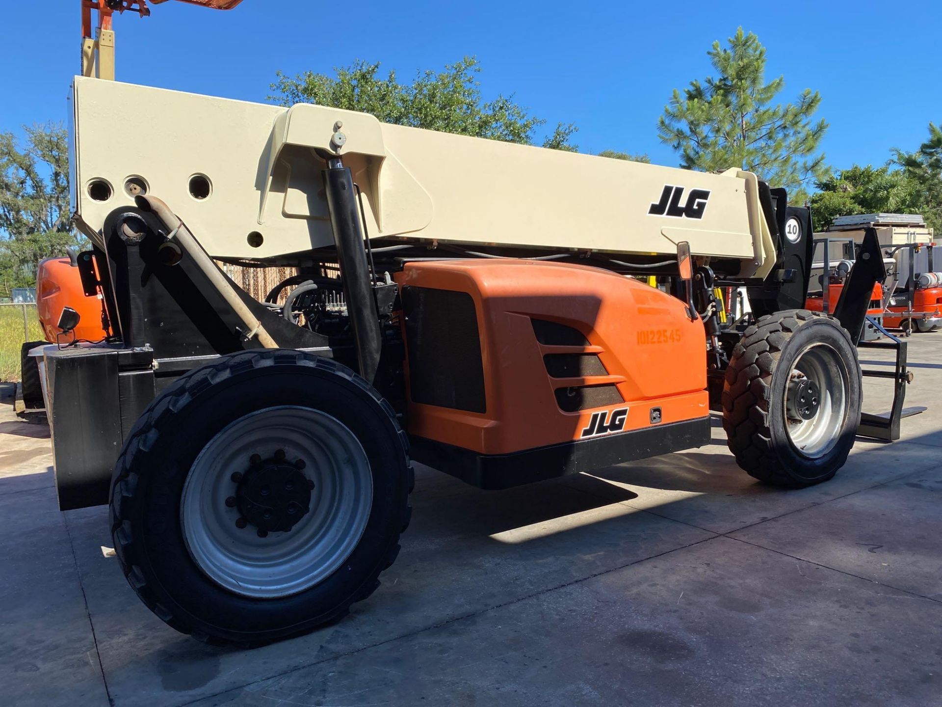 2013 JLG TELESCOPIC FORKLIFT MODEL G10-55A, 10,000 LB CAPACITY, OUTRIGGERS, 5,717.7 HOURS SHOWING, C - Image 13 of 16