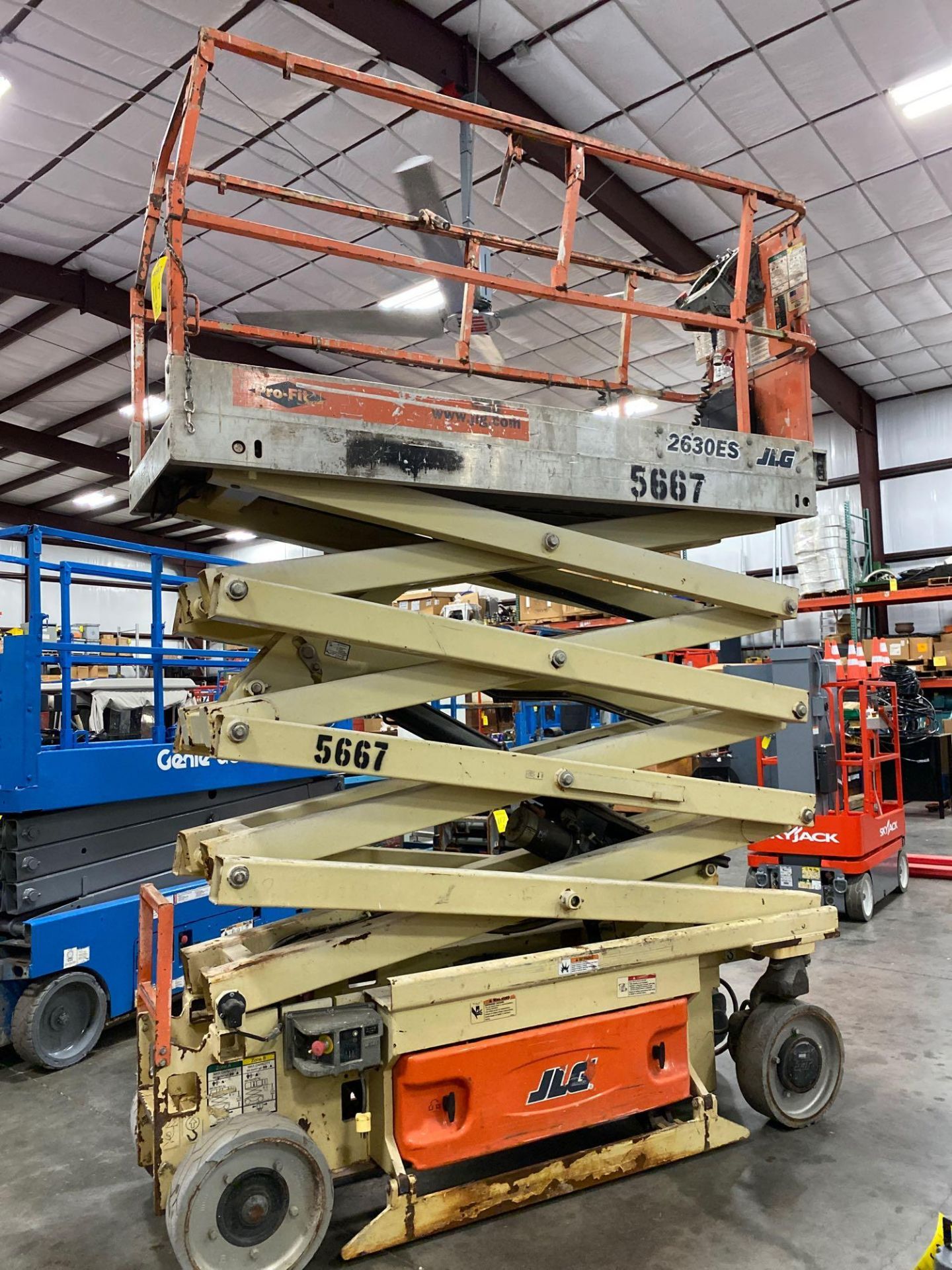 JLG 2630ES ELECTRIC SCISSOR LIFT, SELF PROPELLED, 26' PLATFORM HEIGHT, BUILT IN BATTERY CHARGER, RUN - Image 13 of 14