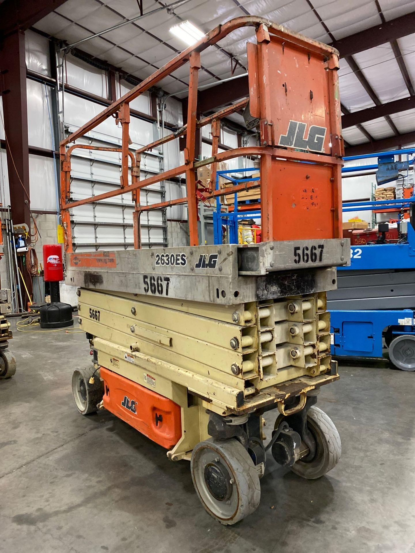 JLG 2630ES ELECTRIC SCISSOR LIFT, SELF PROPELLED, 26' PLATFORM HEIGHT, BUILT IN BATTERY CHARGER, RUN - Image 5 of 14
