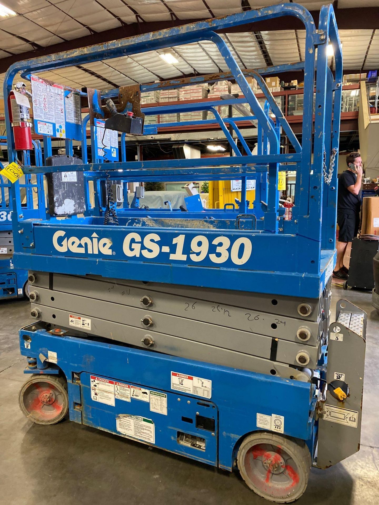 2017 GENIE GS-1930 ELECTRIC SCISSOR LIFT, SELF PROPELLED, SLIDE OUT WORK PLATFORM - Image 6 of 12