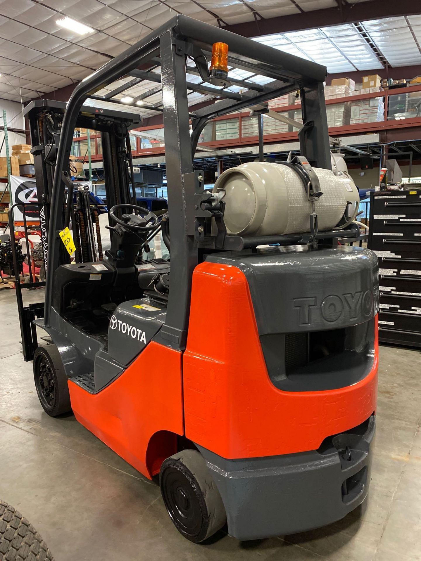 2015 TOYOTA LP FORKLIFT MODEL 8FGCU25, APPROX. 5,000 LB CAPACITY, TILT, SIDE SHIFT, TANK NOT INCLUDE - Image 4 of 8