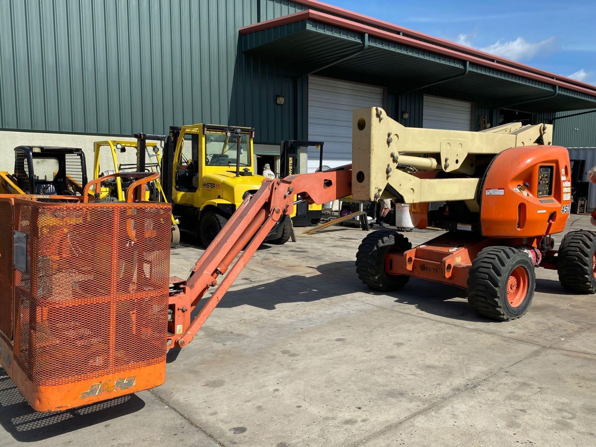 JLG 450AJ 4WD ARTICTLATING MAN LIFT, 4x4, LP/GAS, RUNS AND OPERATES - Image 14 of 20