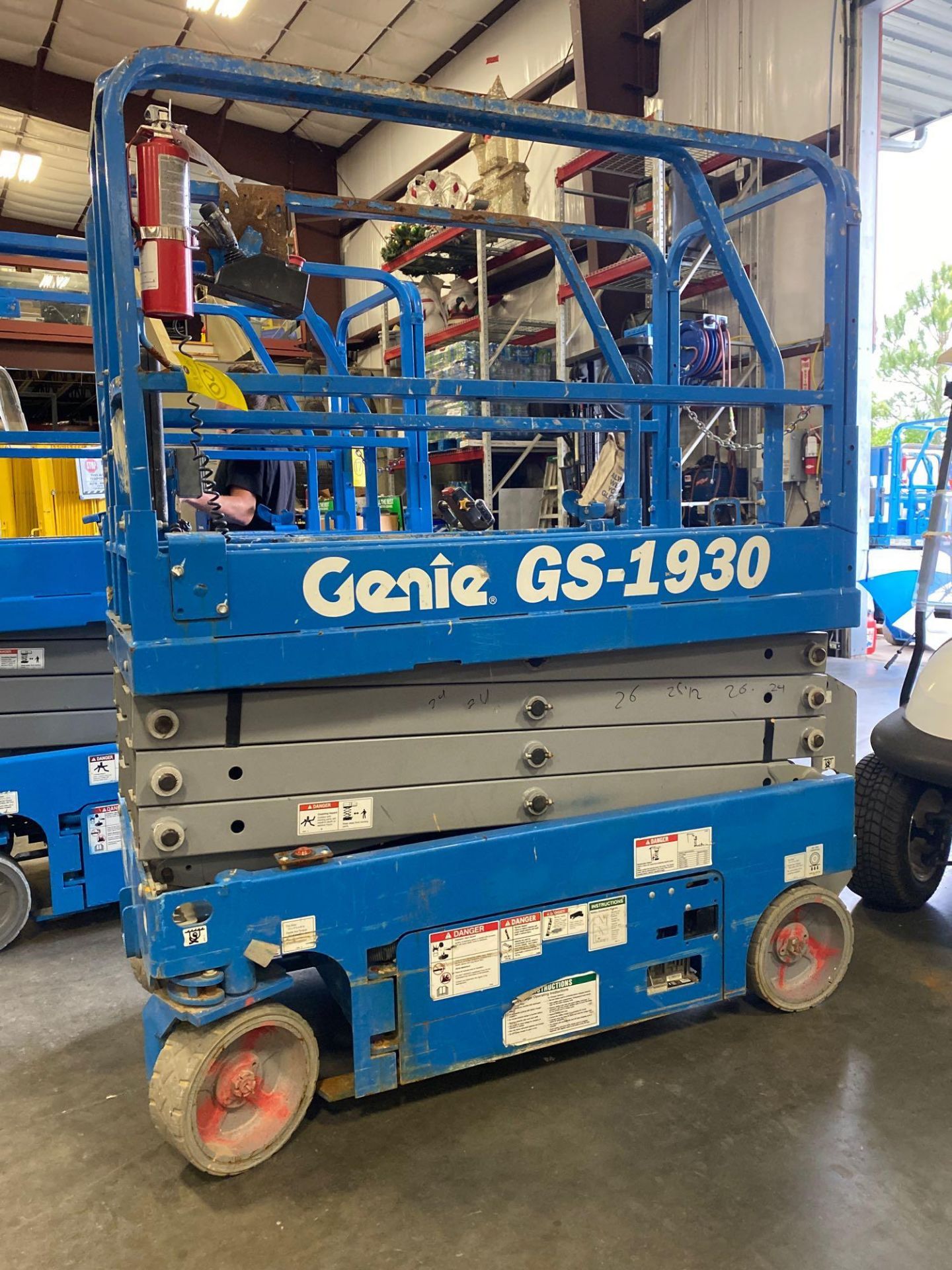 2017 GENIE GS-1930 ELECTRIC SCISSOR LIFT, SELF PROPELLED, SLIDE OUT WORK PLATFORM - Image 3 of 12