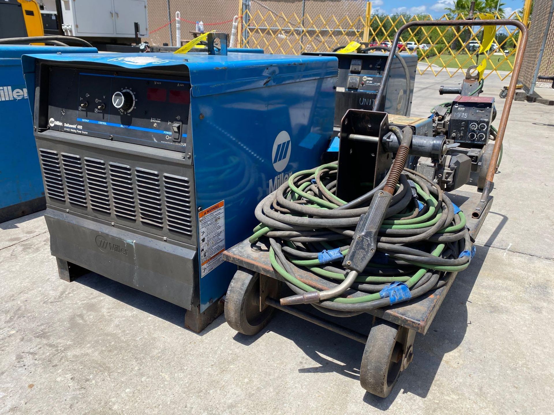 MILLER DELTAWELD 452 ELECTRIC WELDER WITH MILLER 60 SERIES 24V WIRE FEEDER AND CABLES/CORDS