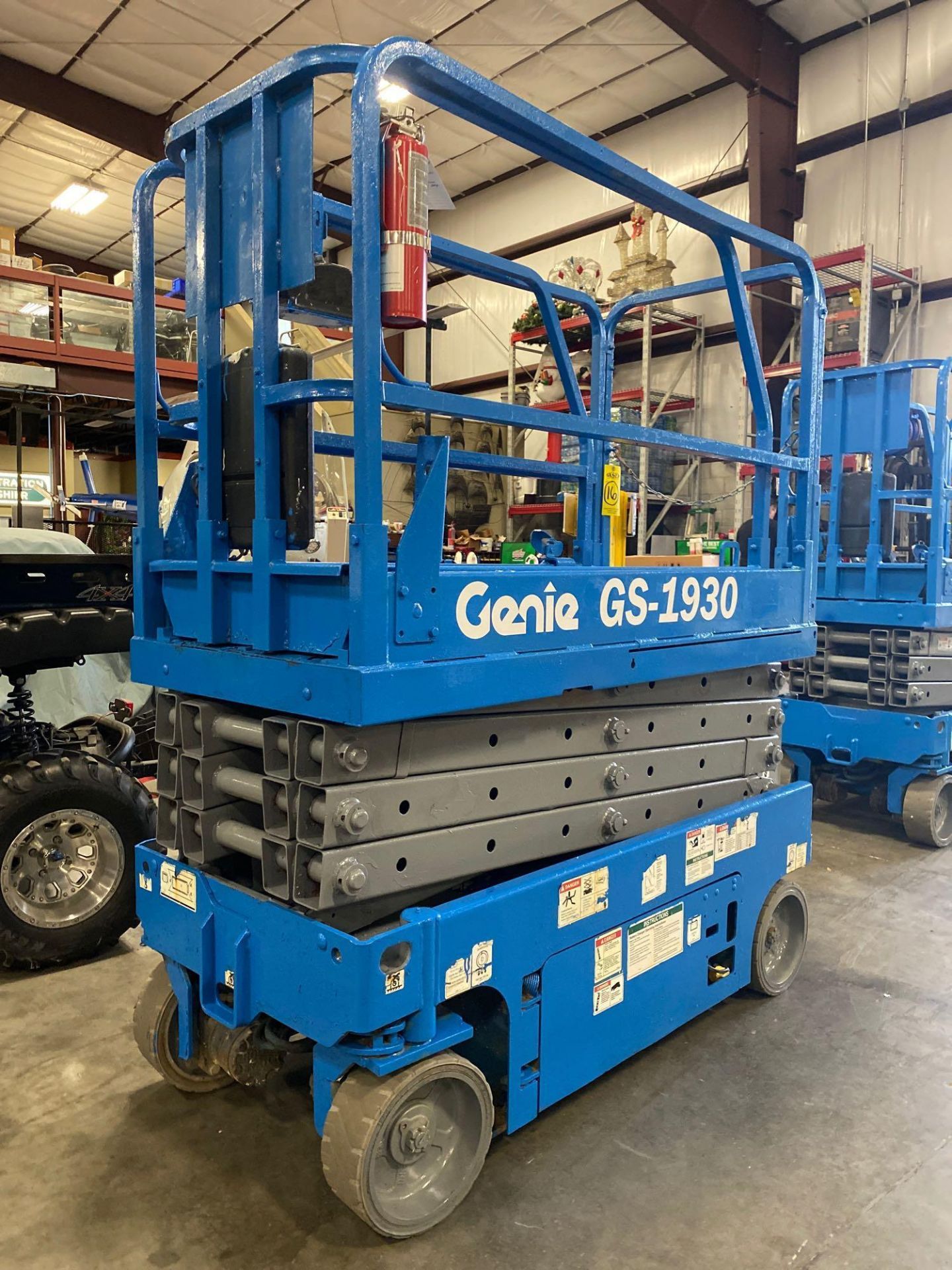 GENIE GS1930 SCISSOR LIFT, SELF PROPELLED, 19' PLATFORM HEIGHT, BUILT IN BATTERY CHARGER, - Image 6 of 8