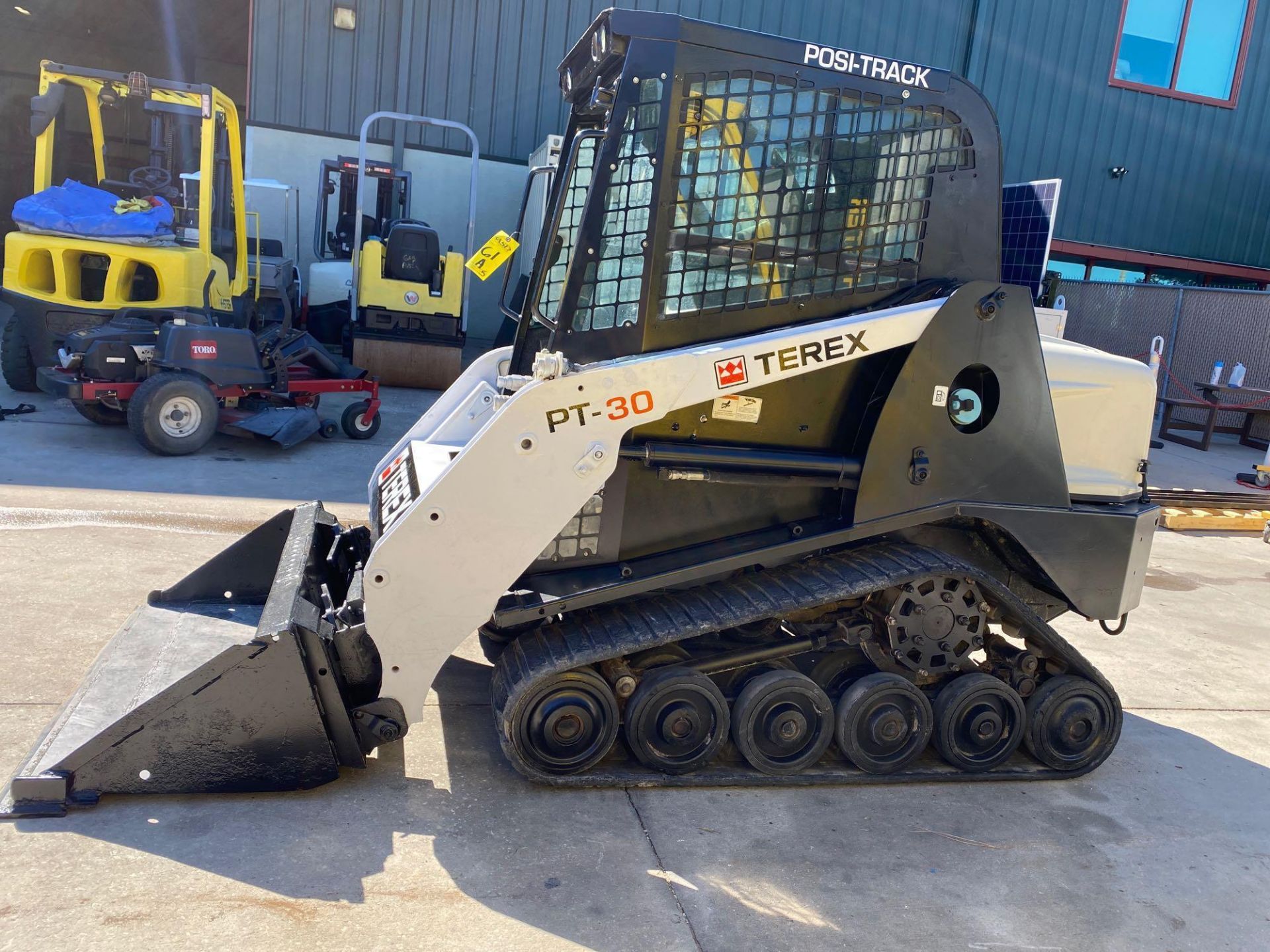 2012/2013 TEREX PT30 DIESEL SKID STEER, RUBBER TRACKS, BUCKET ATTACHMENT, RUNS AND OPERATES - Image 12 of 20