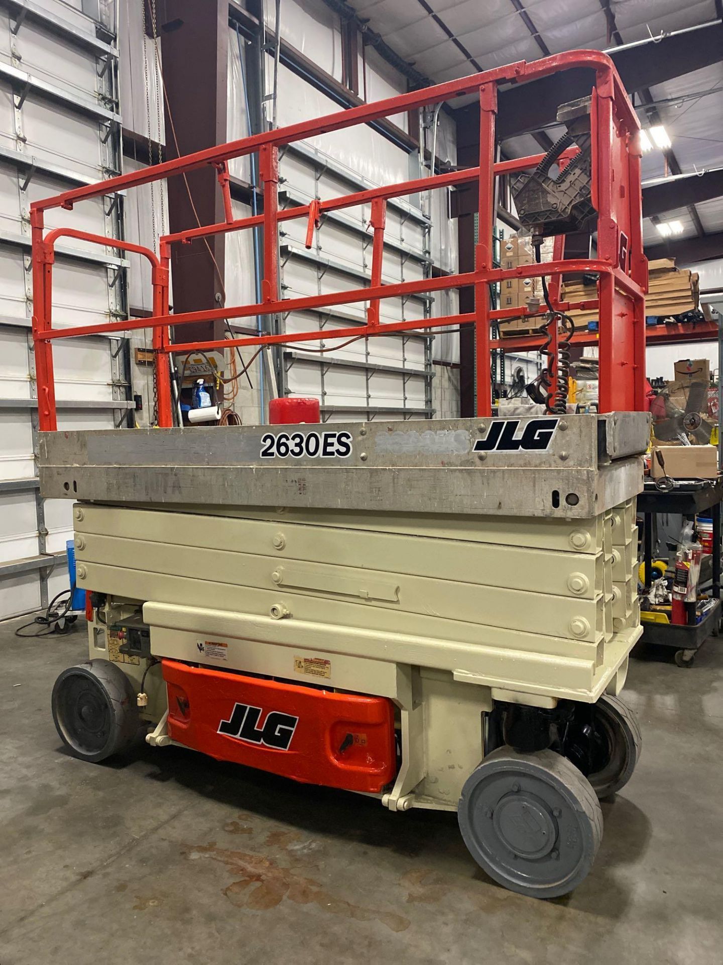 JLG 2630ES ELECTRIC SCISSOR LIFT, 30' PLATFORM HEIGHT, BUILT IN BATTERY CHARGER, SLIDE OUT WORK PLAT - Image 6 of 12