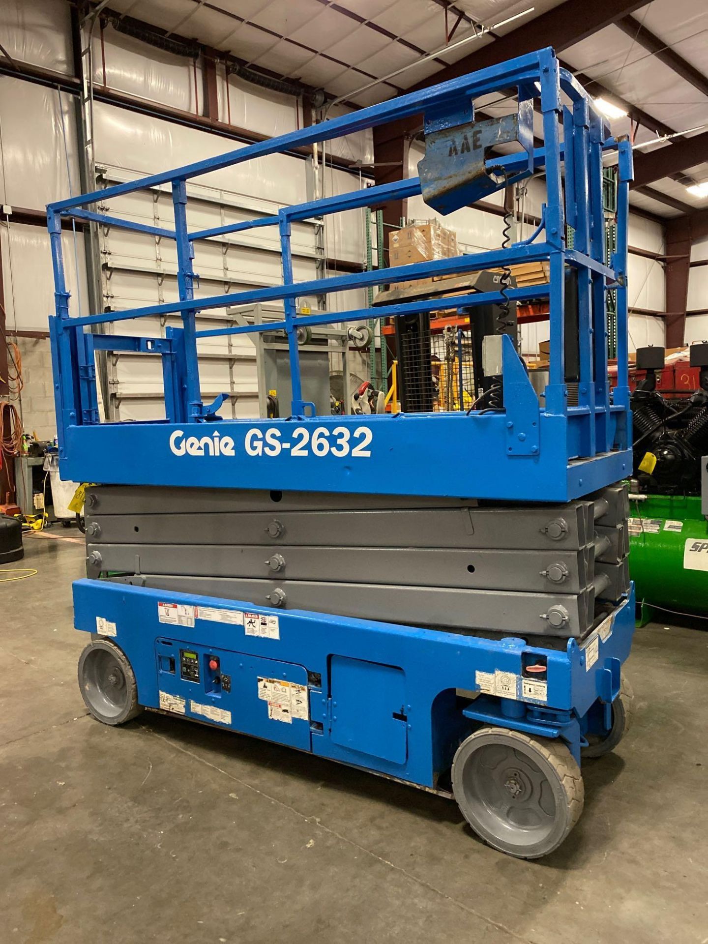 GENIE GS 2632 ELECTRIC SCISSOR LIFT, 26' PLATFORM HEIGHT, BUILT IN BATTERY CHARGER - Image 8 of 12