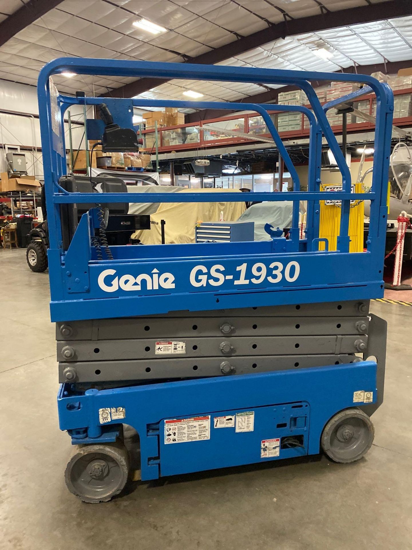 GENIE GS1930 SCISSOR LIFT, SELF PROPELLED, 19' PLATFORM HEIGHT, BUILT IN BATTERY CHARGER, SLIDE OUT - Image 3 of 10