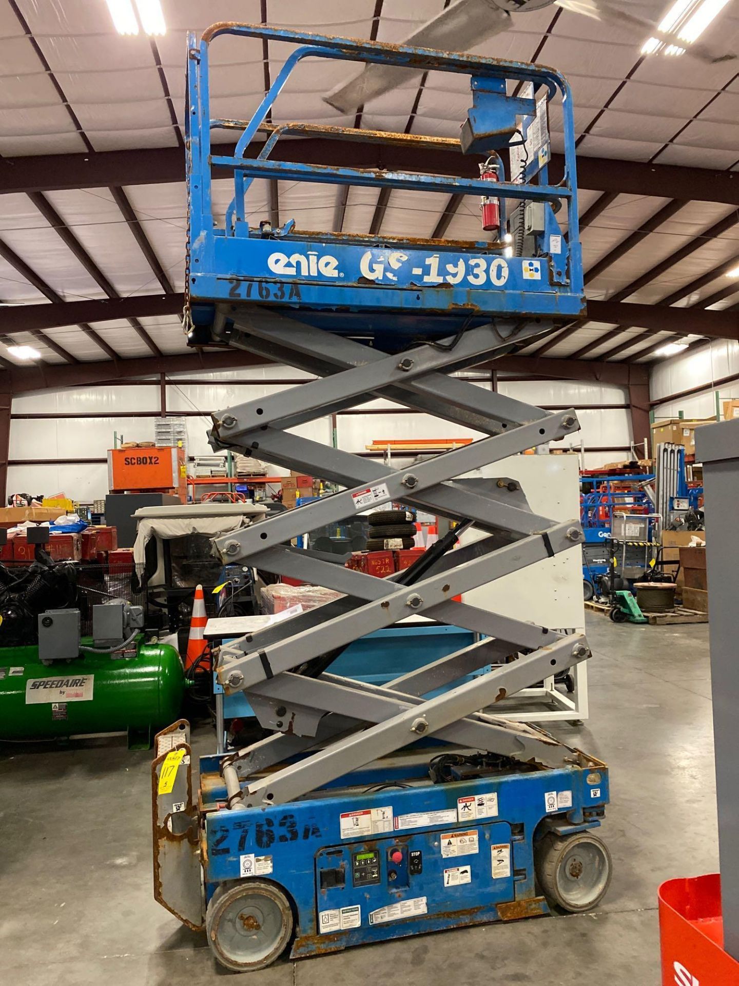 GENIE GS1930 SCISSOR LIFT, SELF PROPELLED, 19' PLATFORM HEIGHT - Image 2 of 14