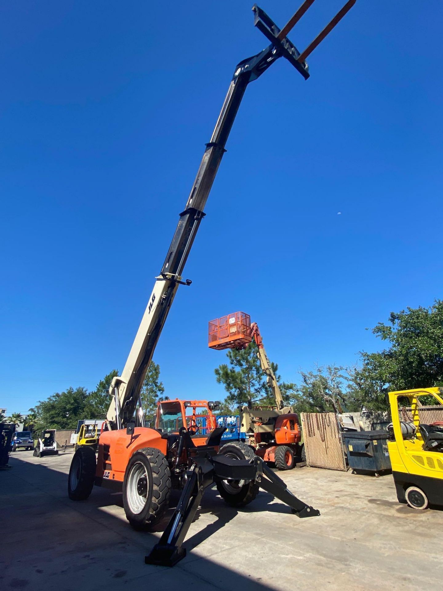 2013 JLG TELESCOPIC FORKLIFT MODEL G10-55A, 10,000 LB CAPACITY, OUTRIGGERS, 5,717.7 HOURS SHOWING, C - Image 4 of 16