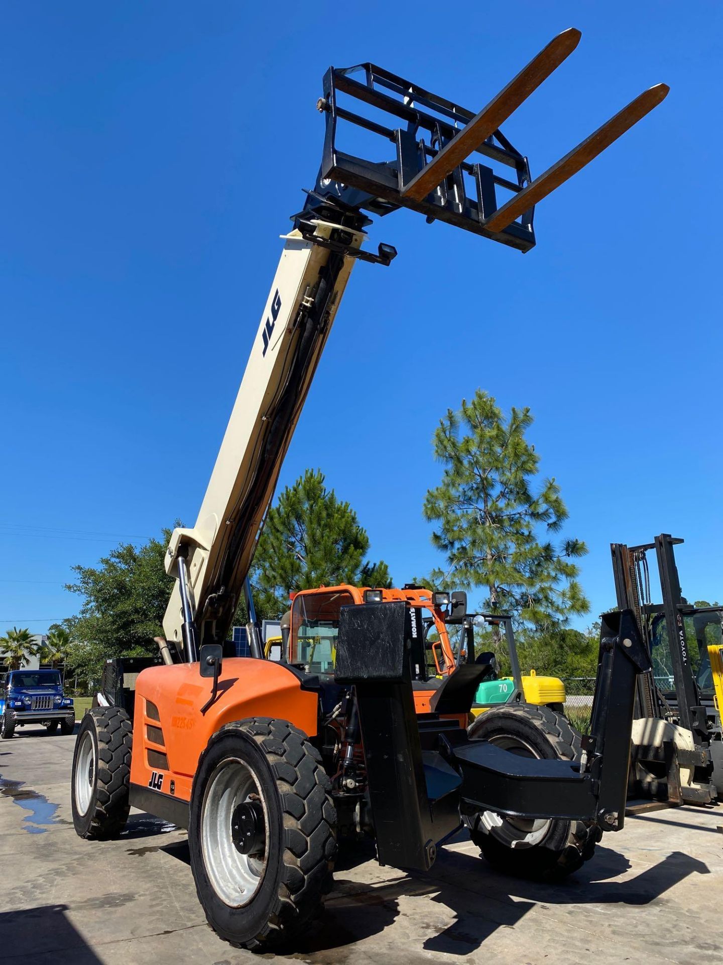 2013 JLG TELESCOPIC FORKLIFT MODEL G10-55A, 10,000 LB CAPACITY, OUTRIGGERS, 5,717.7 HOURS SHOWING, C