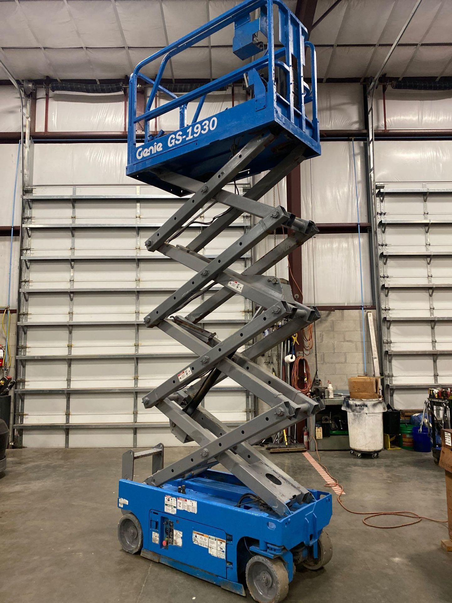 GENIE GS1930 SCISSOR LIFT, SELF PROPELLED, 19' PLATFORM HEIGHT, BUILT IN BATTERY CHARGER, SLIDE OUT - Image 9 of 10