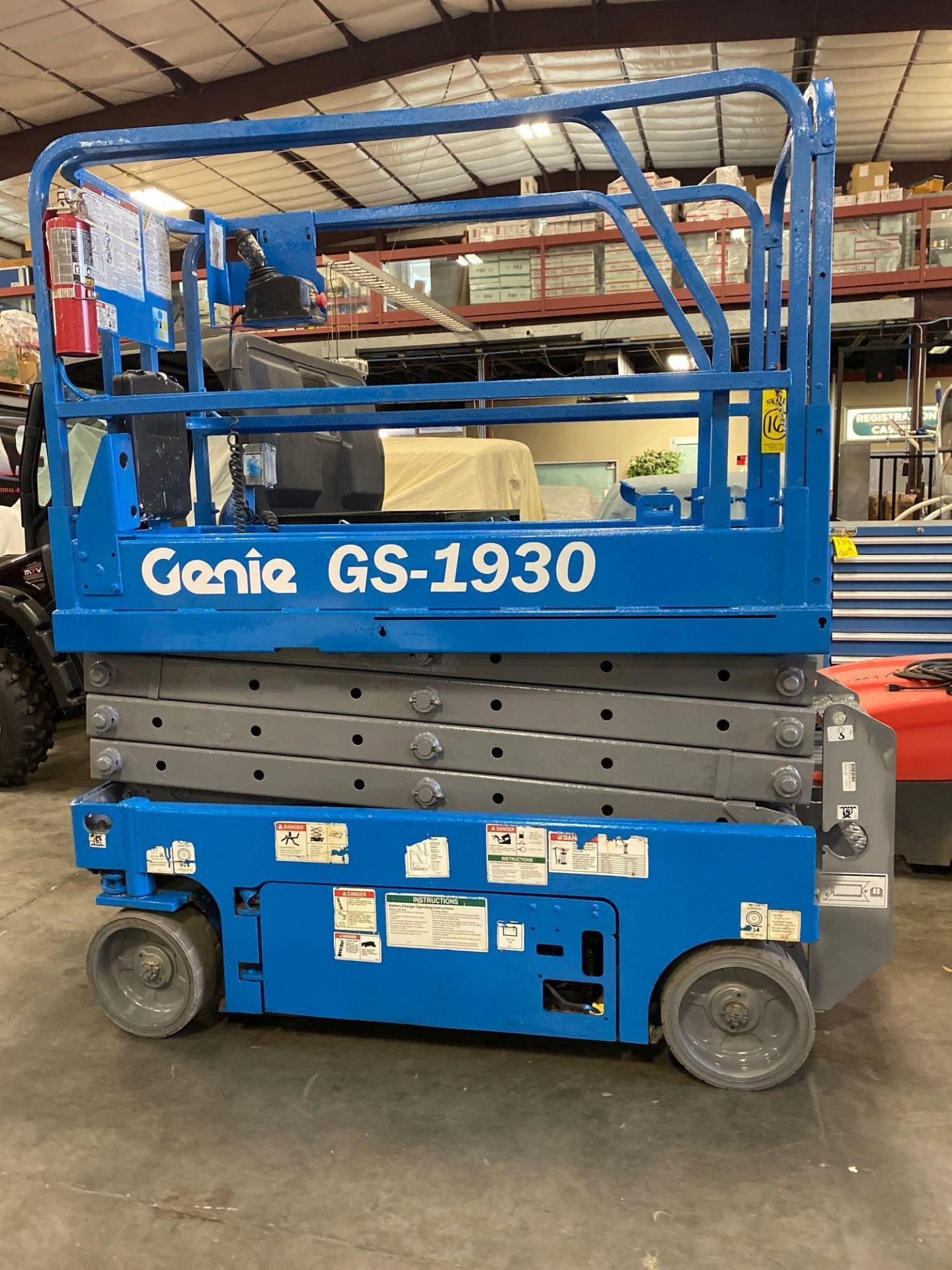 GENIE GS1930 SCISSOR LIFT, SELF PROPELLED, 19' PLATFORM HEIGHT, BUILT IN BATTERY CHARGER, - Image 4 of 8