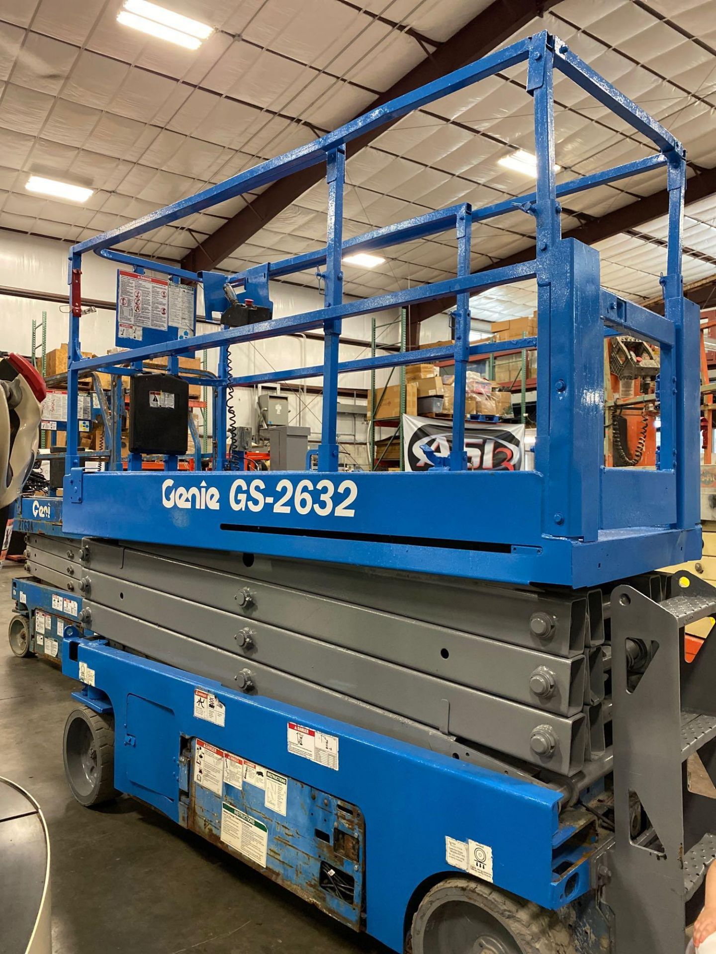GENIE GS 2632 ELECTRIC SCISSOR LIFT, 26' PLATFORM HEIGHT, BUILT IN BATTERY CHARGER - Image 11 of 12
