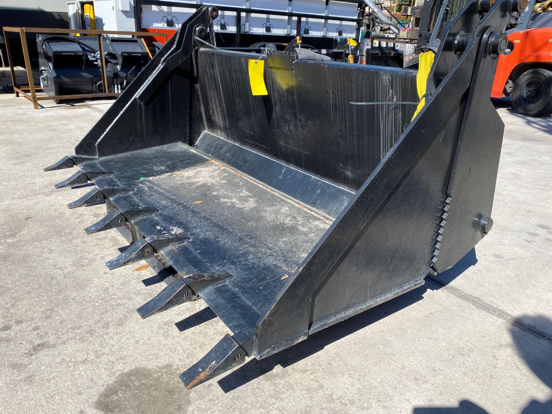 72" 4-IN-1 HYDRAULIC BUCKET