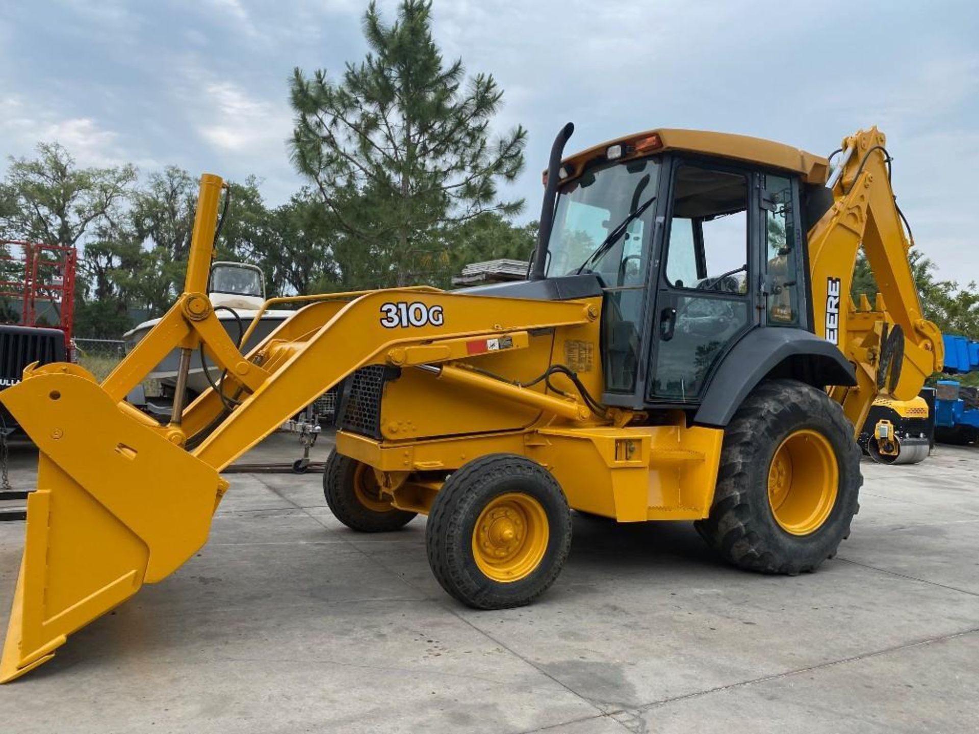 JOHN DEERE 310G LOADER, BACKHOE, DIESEL, ENCLOSED CAB, BROKEN GLASS, 4 IN 1 BUCKET, RUNS AND OPERATE